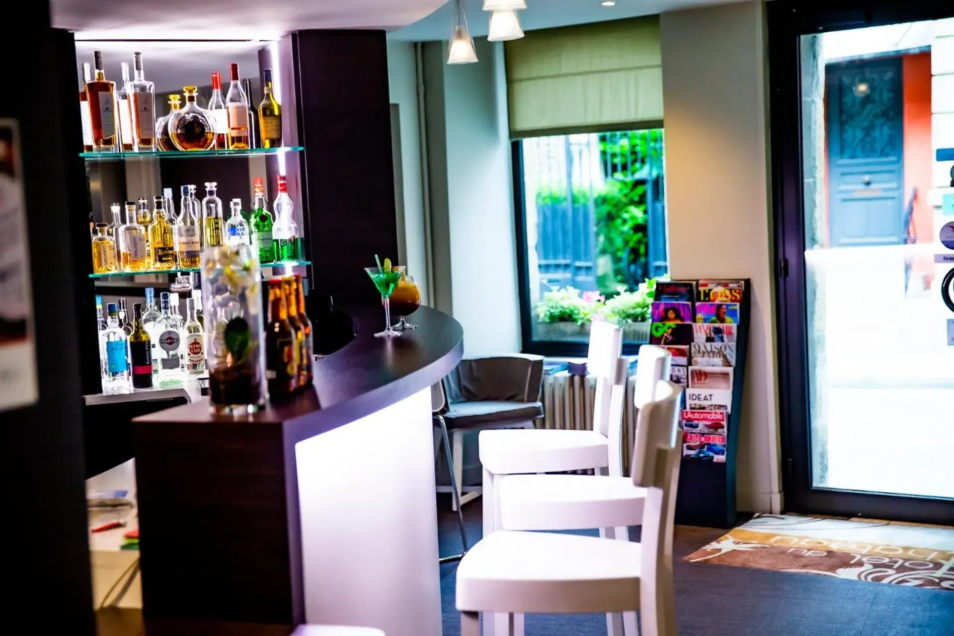 Lounge or bar in Hôtel du Château Dinan - Originals Boutique Lounge or bar in Hôtel du Château Dinan - Originals Boutique