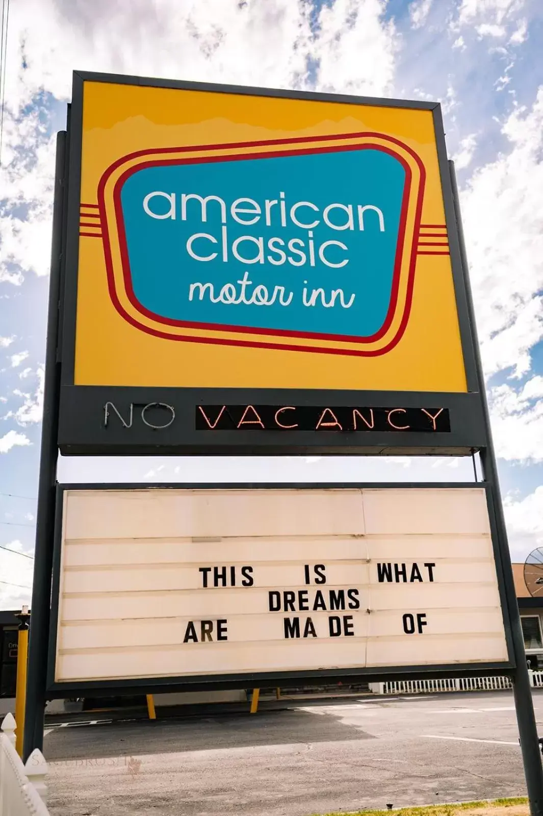 Property Logo/Sign in American Classic Inn