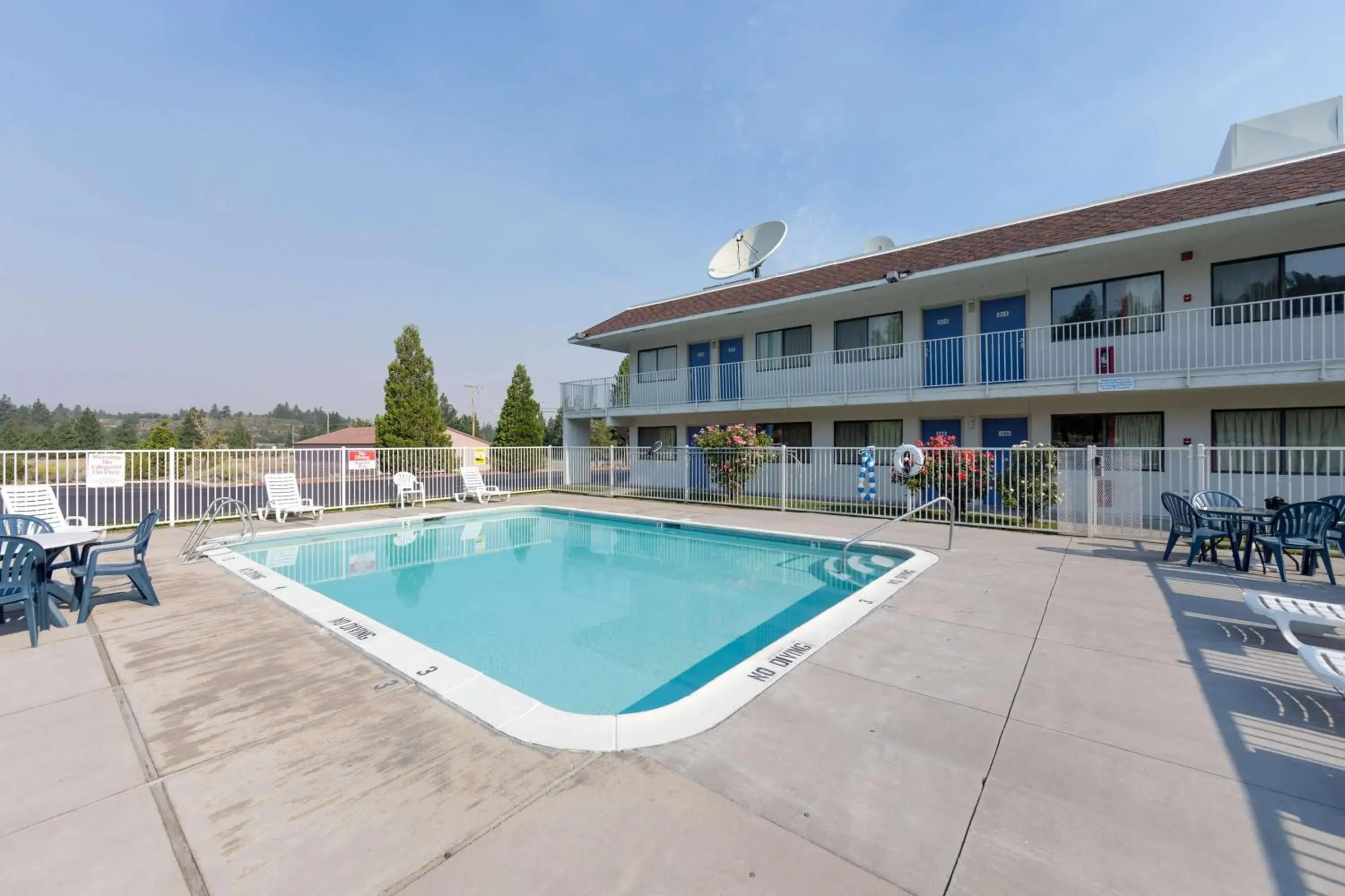 Day, Swimming Pool in Motel 6 Weed, CA - Mount Shasta