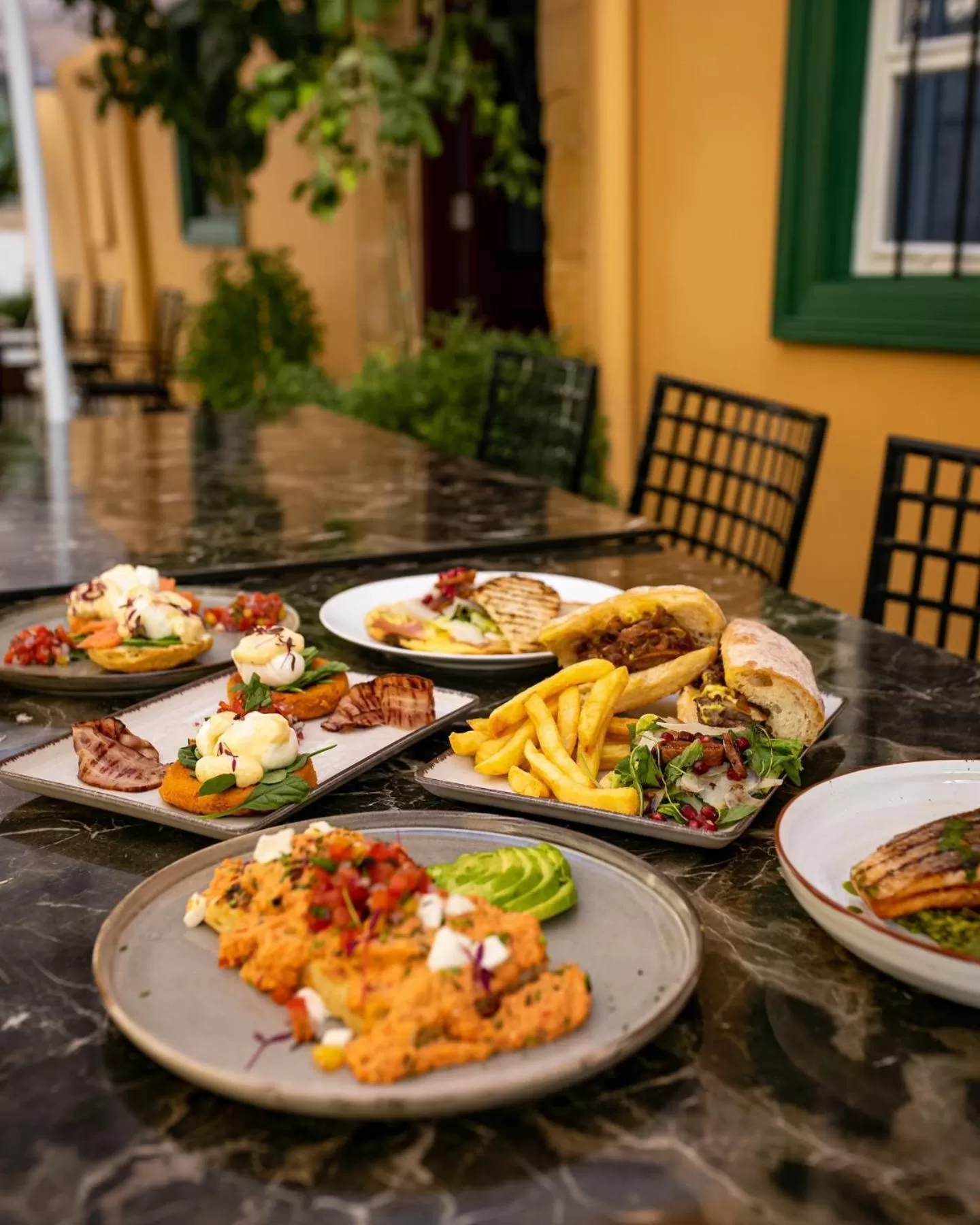 Restaurant/places to eat in Madama Residence