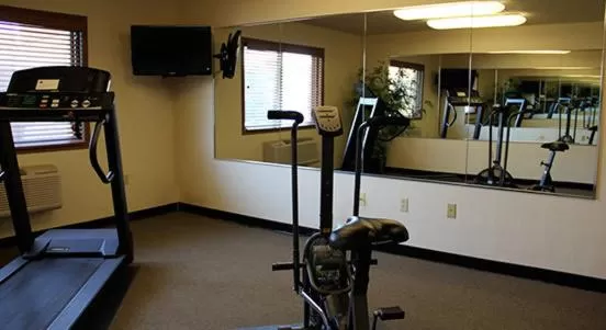 Fitness centre/facilities in AmericInn by Wyndham West Bend