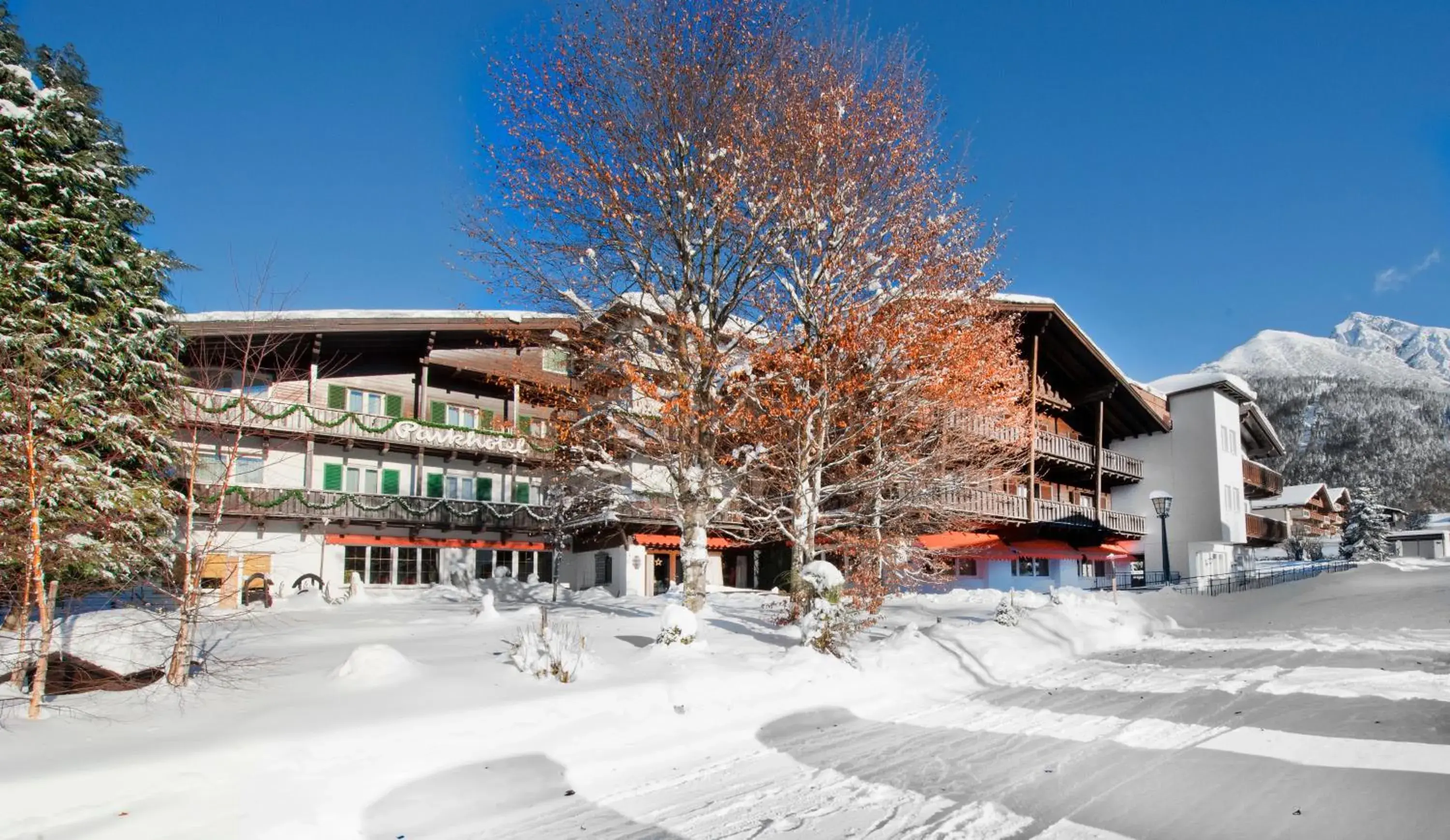Facade/entrance, Winter in Parkhotel Seefeld
