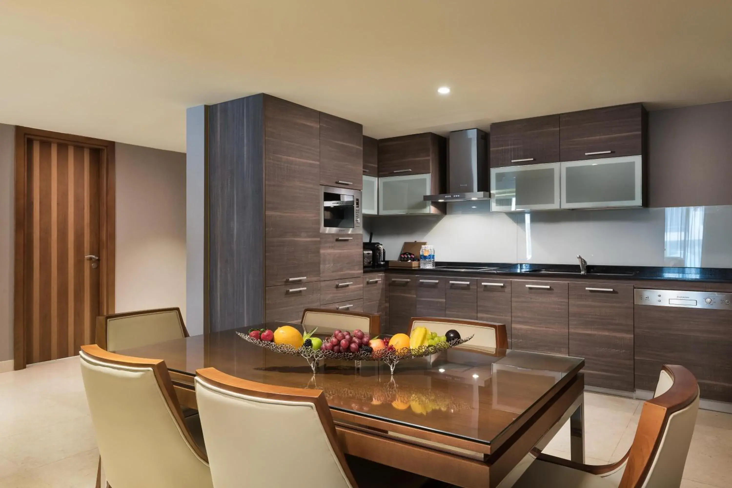 Dining area, Kitchen/Kitchenette in Grand Millennium Muscat