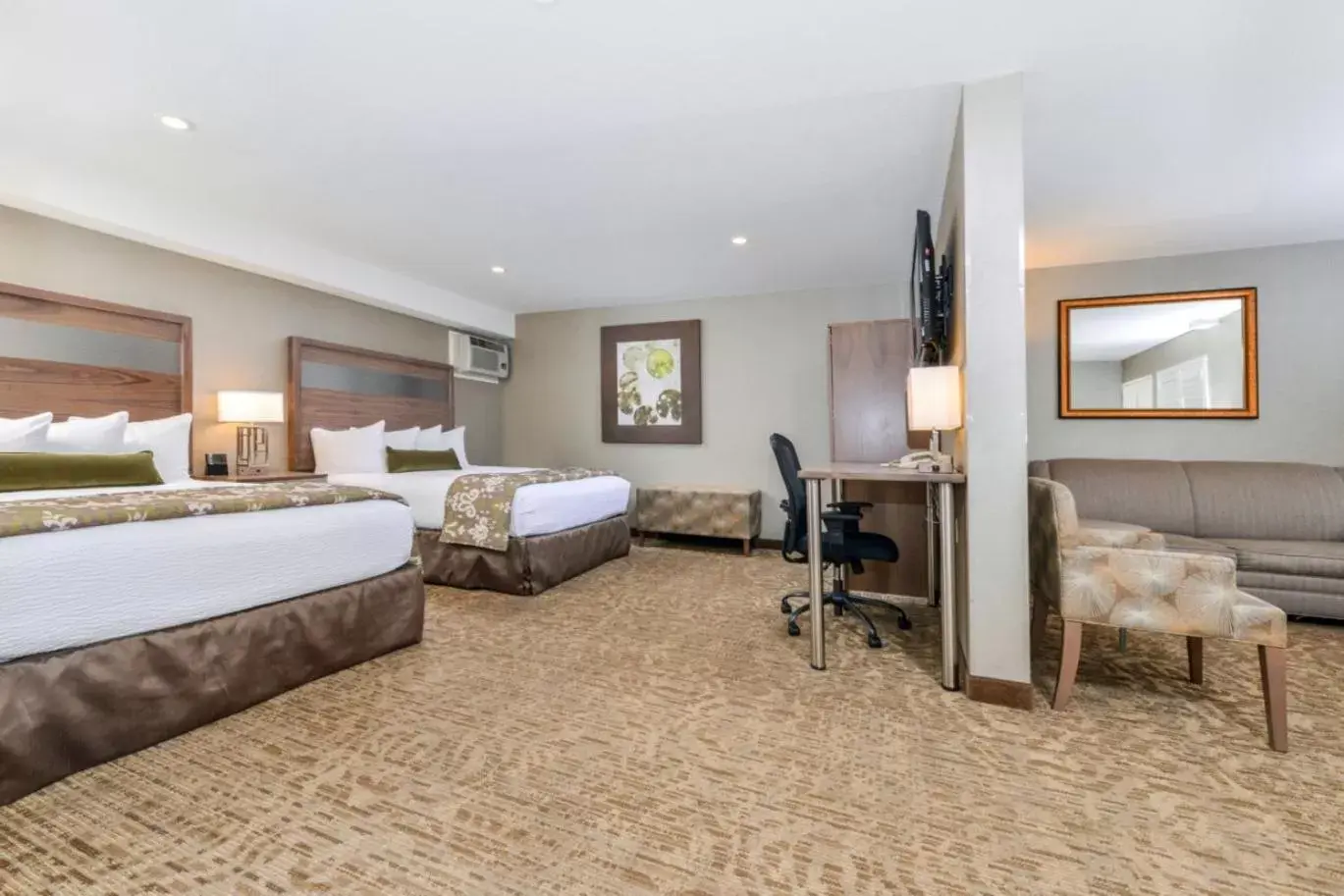 Bedroom in Best Western Plus Anaheim Inn