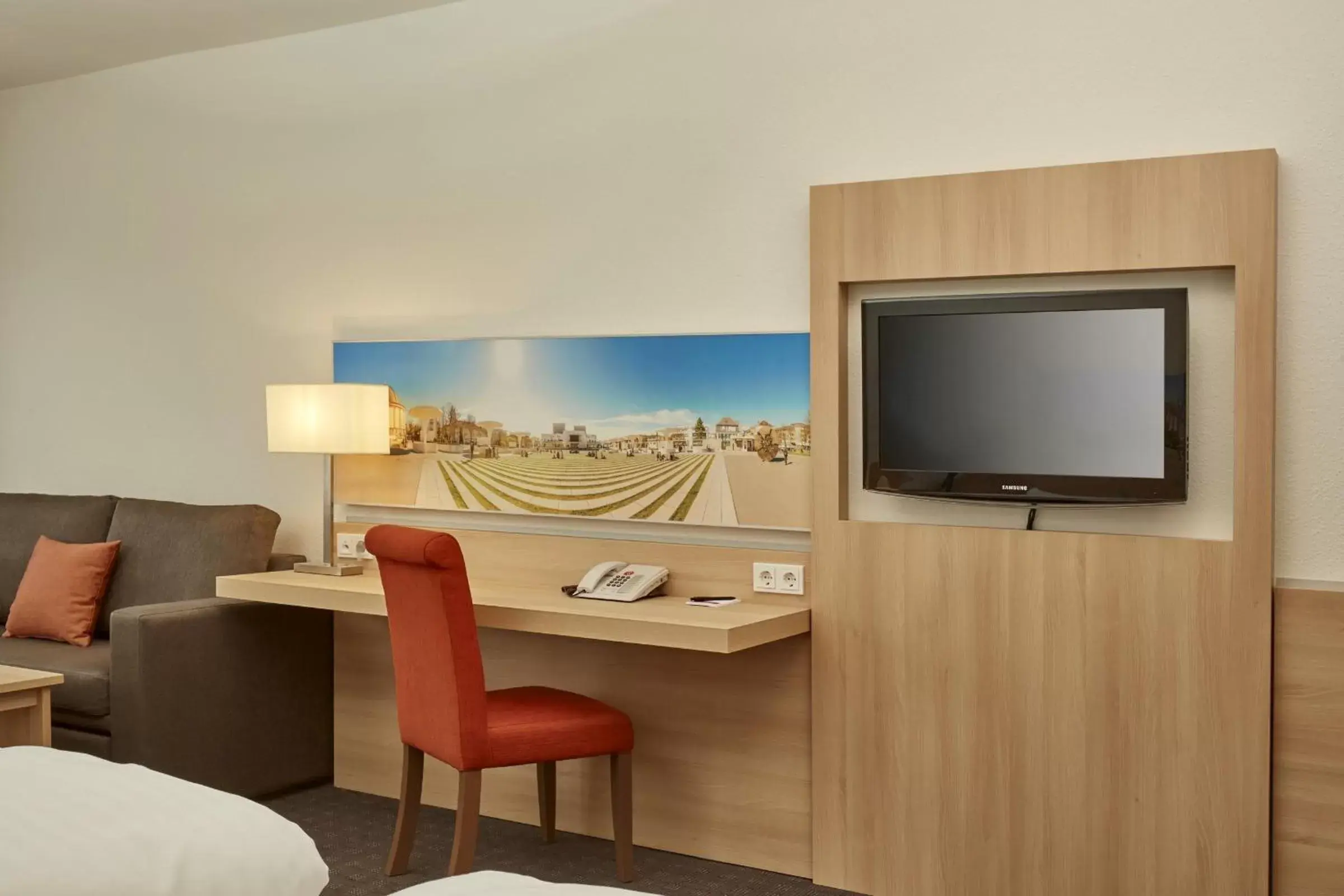 Photo of the whole room, TV/Entertainment Center in H+ Hotel Darmstadt