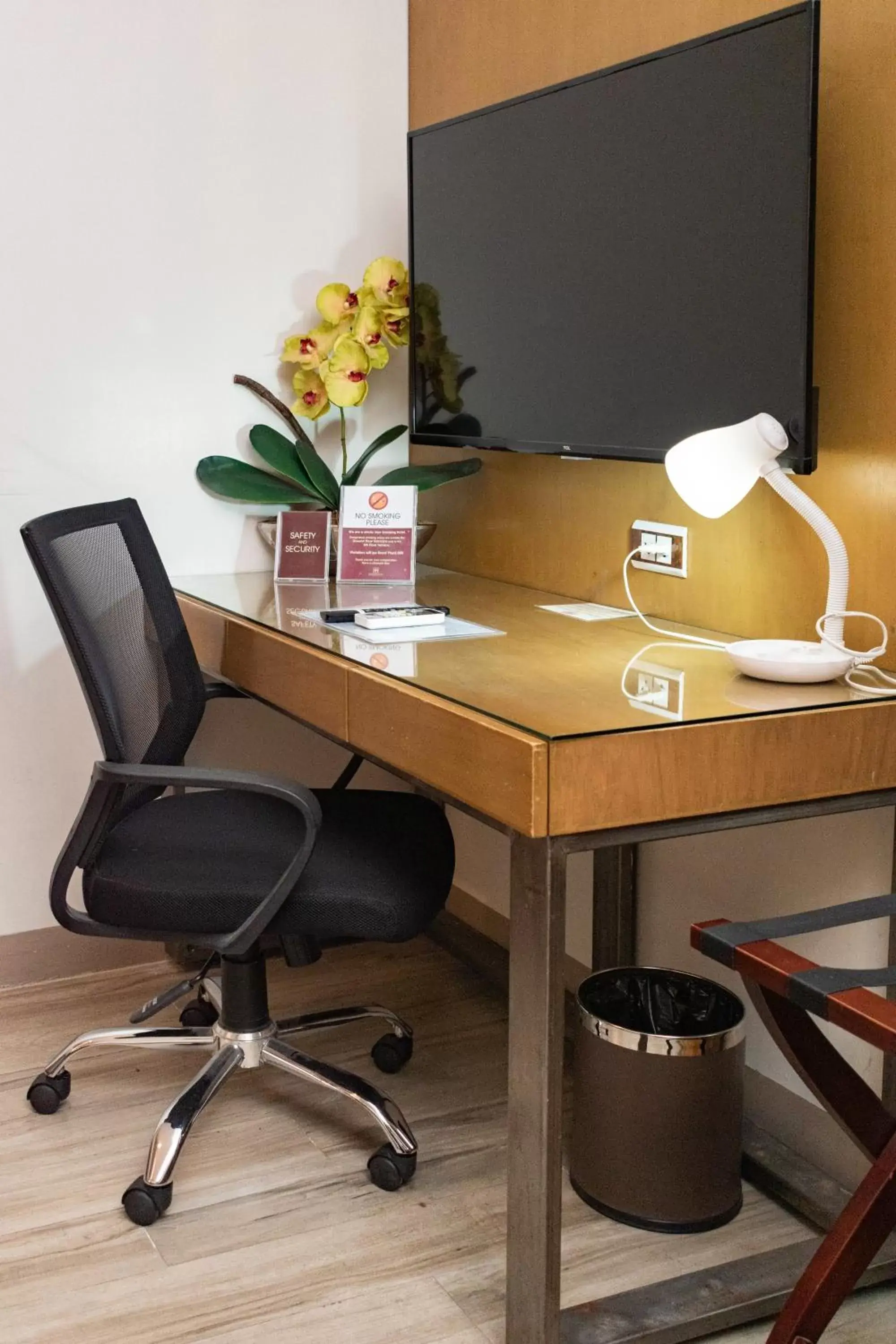 Deluxe Twin Room in Ironwood Hotel Deluxe Twin Room in Ironwood Hotel