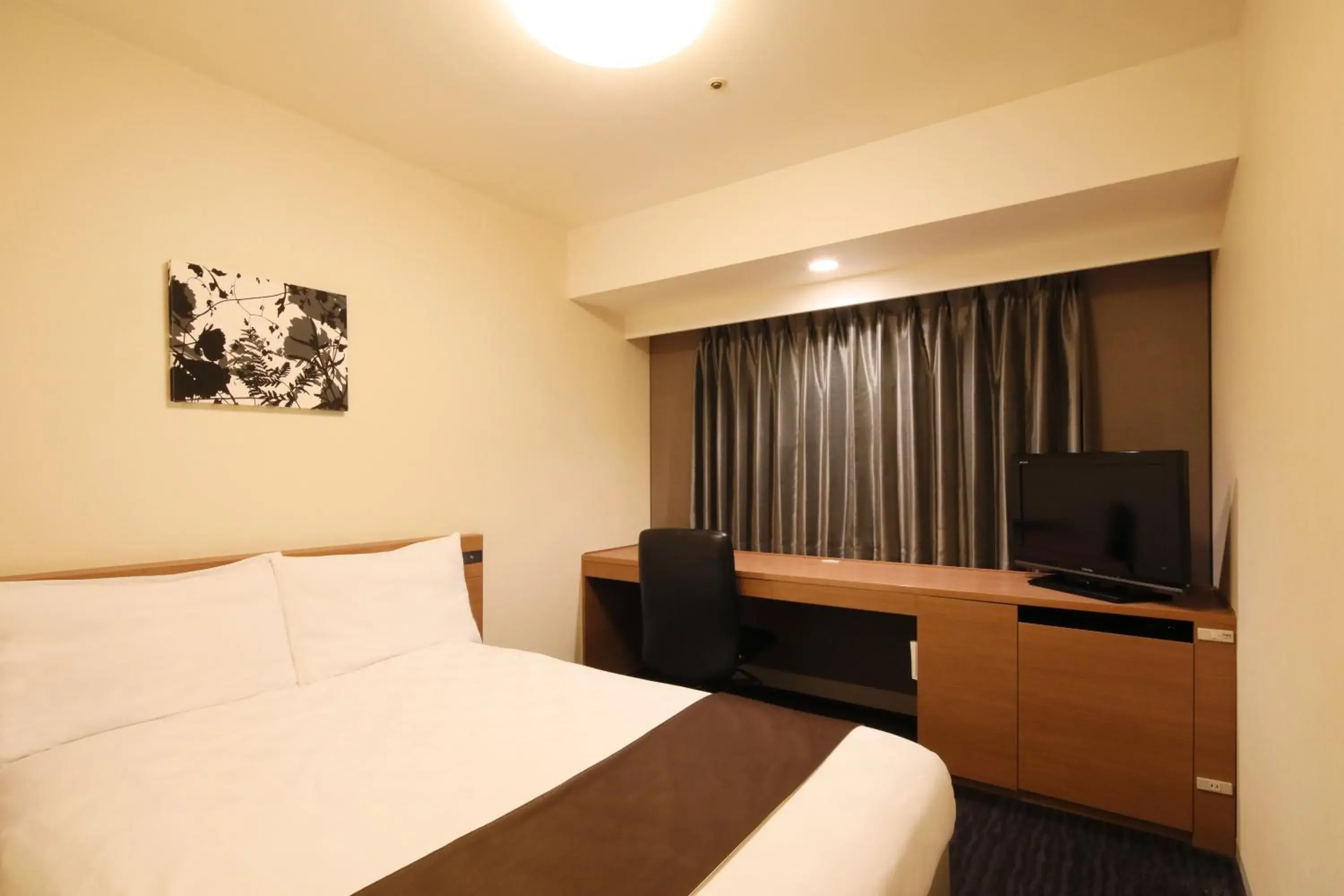 Photo of the whole room, Bed in Hiroshima Tokyu Rei Hotel