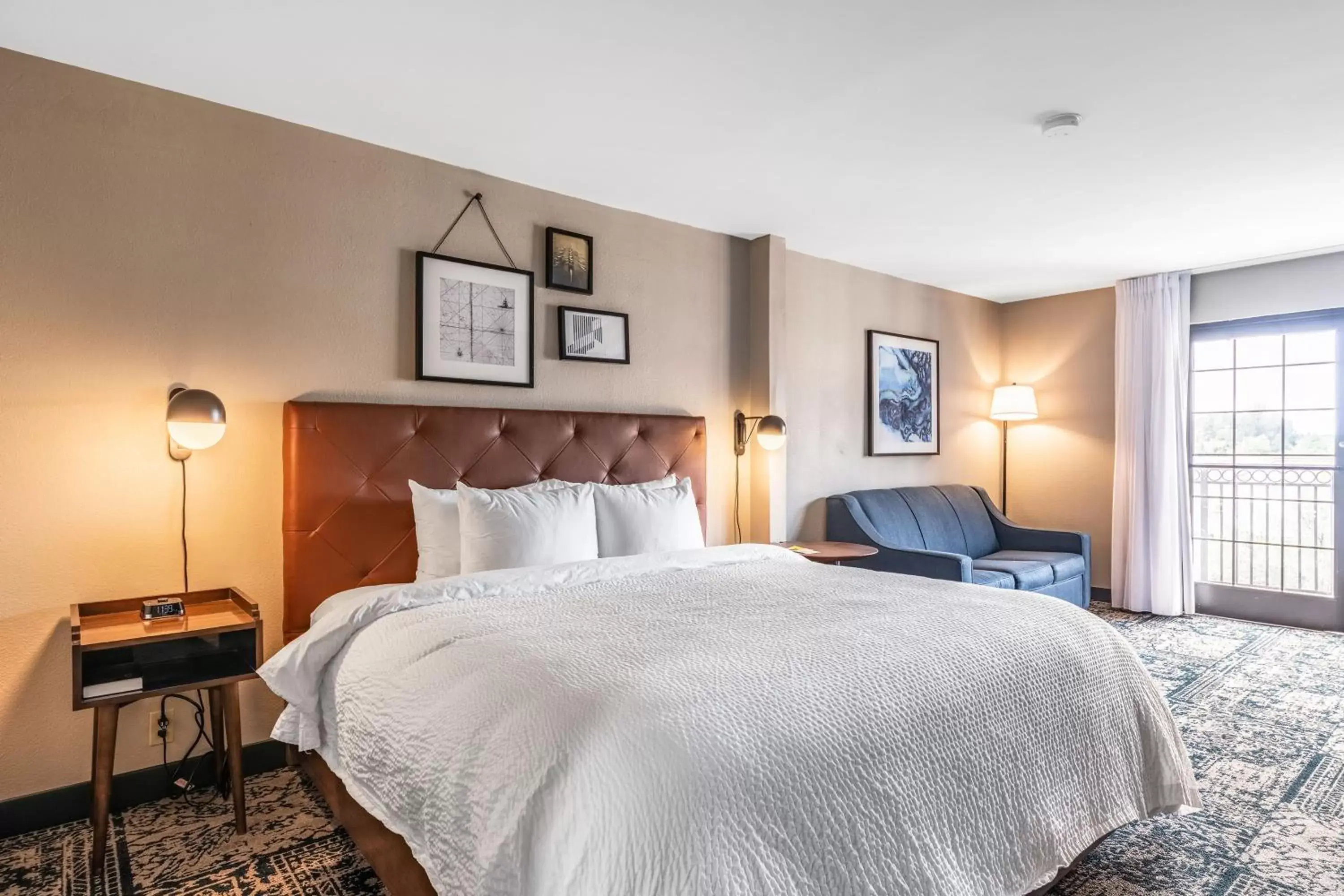 Photo of the whole room, Bed in Four Points by Sheraton Greensboro Airport