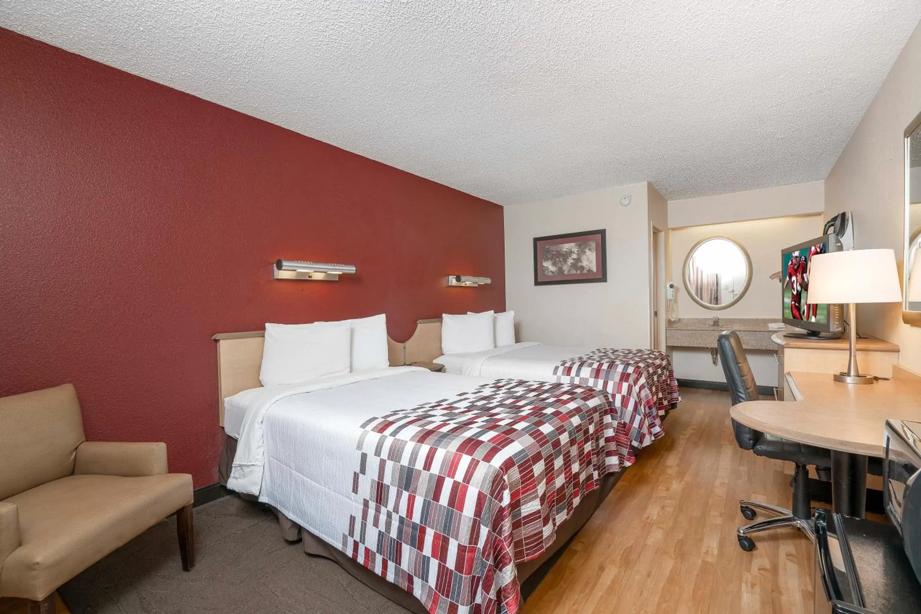 Photo of the whole room, Bed in Red Roof Inn Louisville Fair and Expo