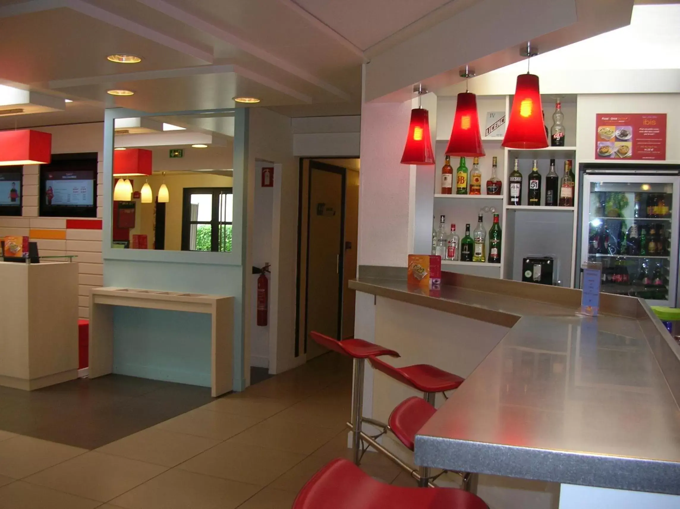 Lounge or bar, Kitchen/Kitchenette in ibis Lyon Est Beynost