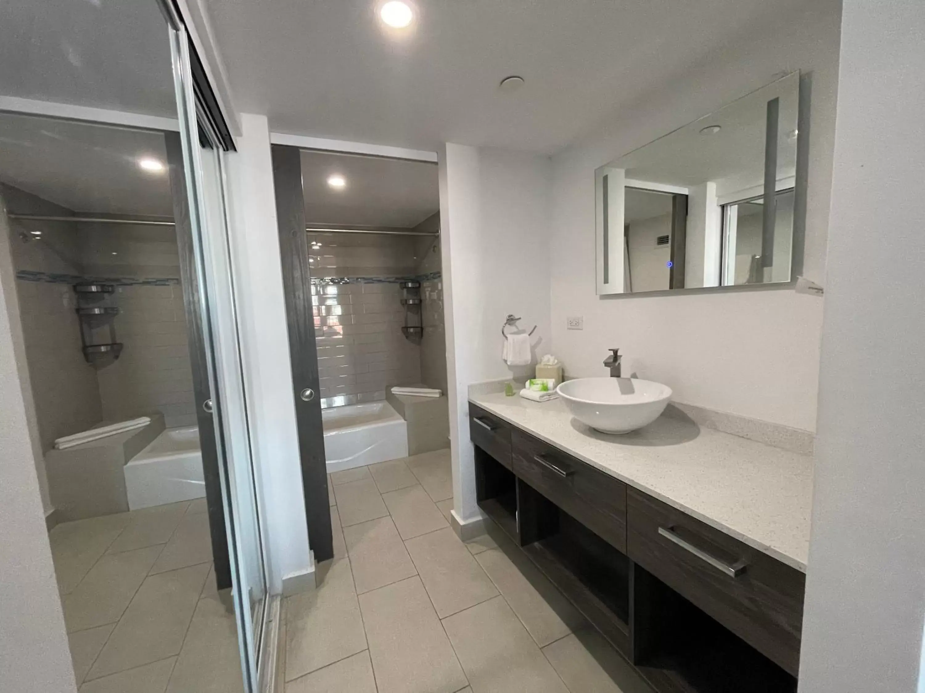 Bathroom in ESJ Towers Hotel