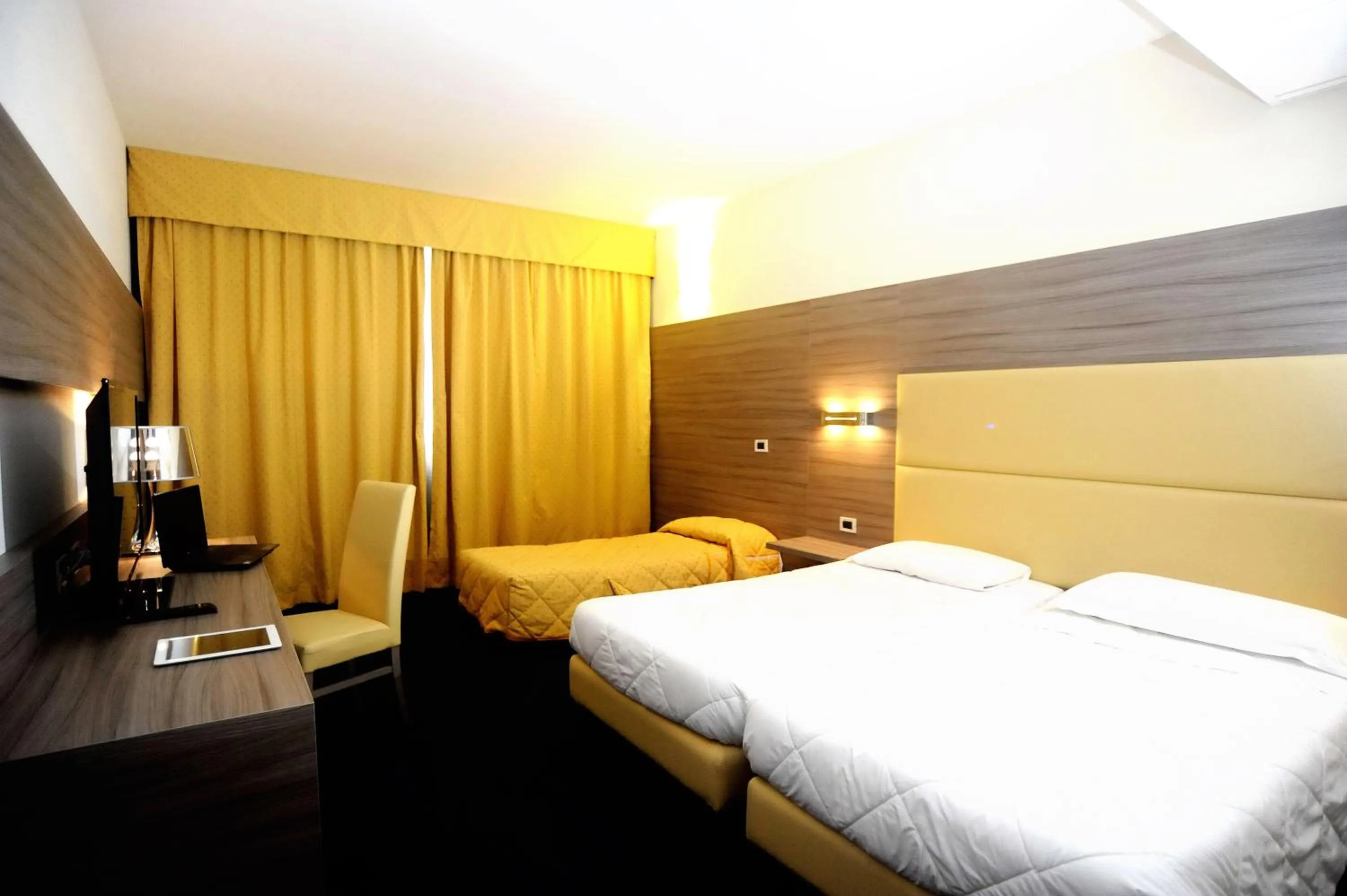 Photo of the whole room, Bed in Palace Inn Rome Fiano