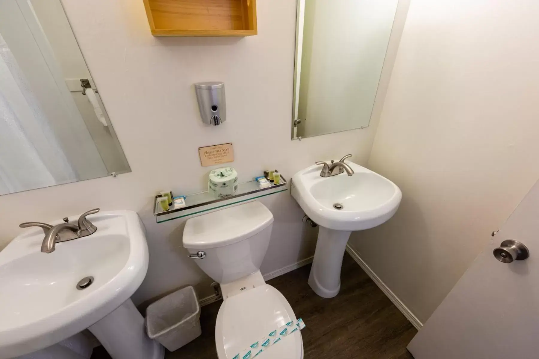 Toilet, Bathroom in Arbor Inn Motel Oakridge