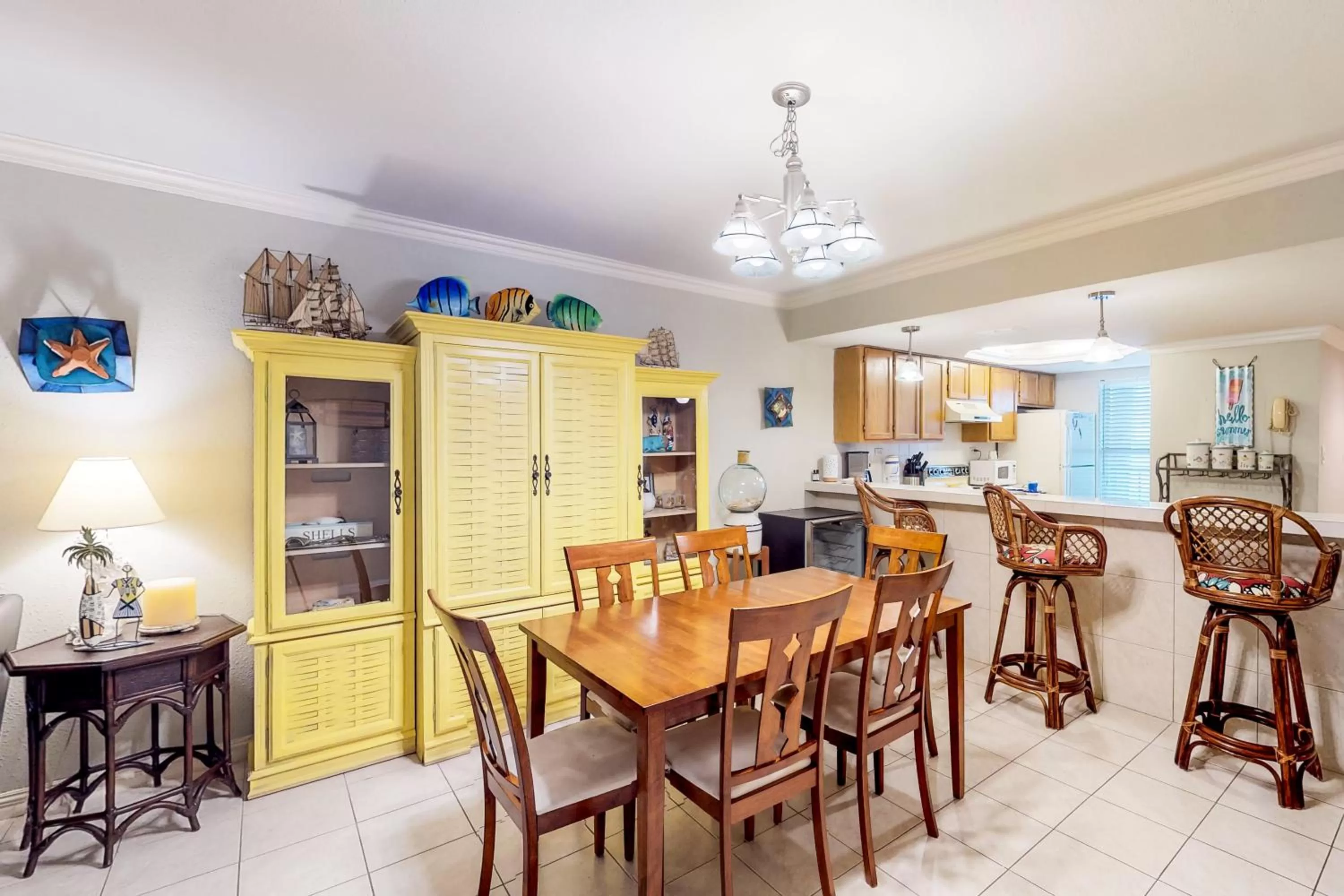 Restaurant/Places to Eat in Beachview Condominiums: Wicker Wanderer (#109)