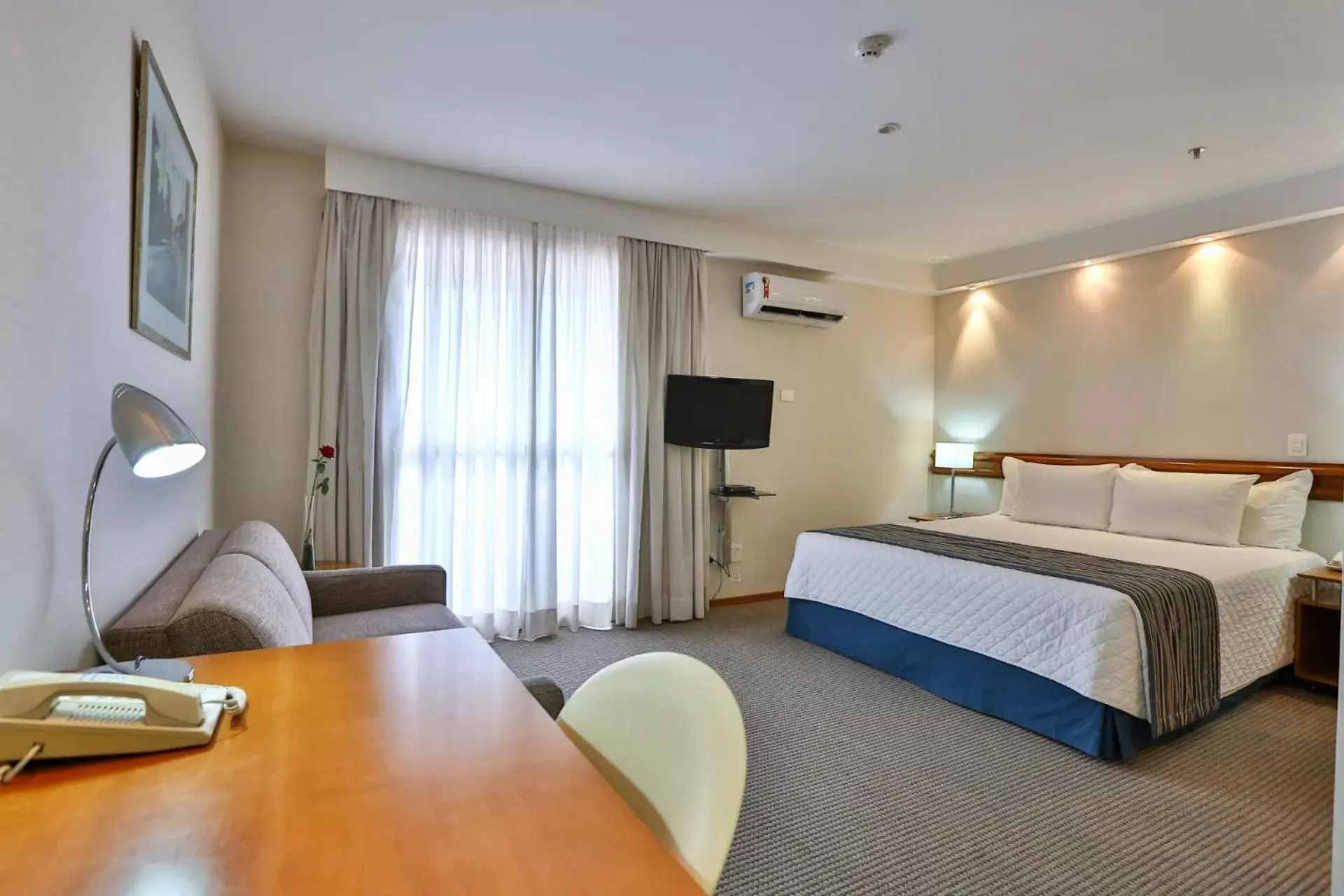 Photo of the whole room in eSuites Sorocaba by Atlantica
