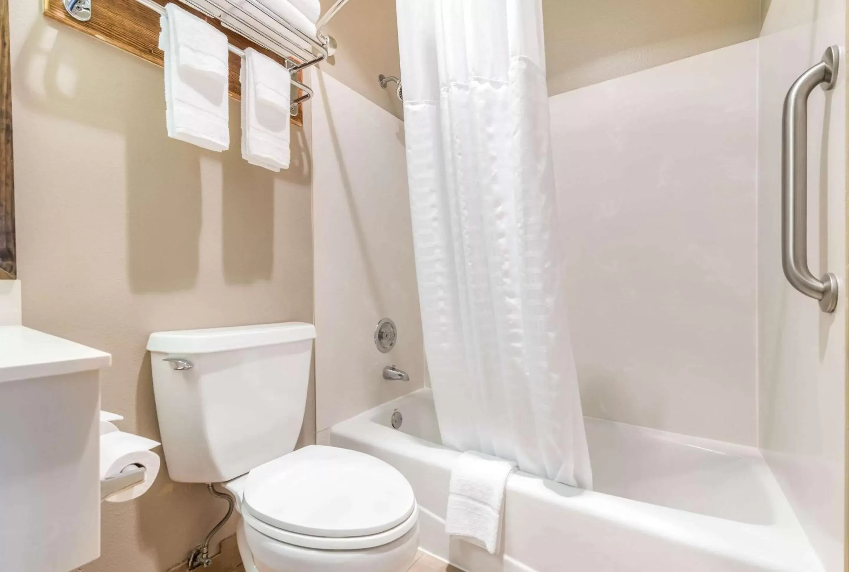 Bedroom, Bathroom in Quality Inn & Suites Bainbridge Island