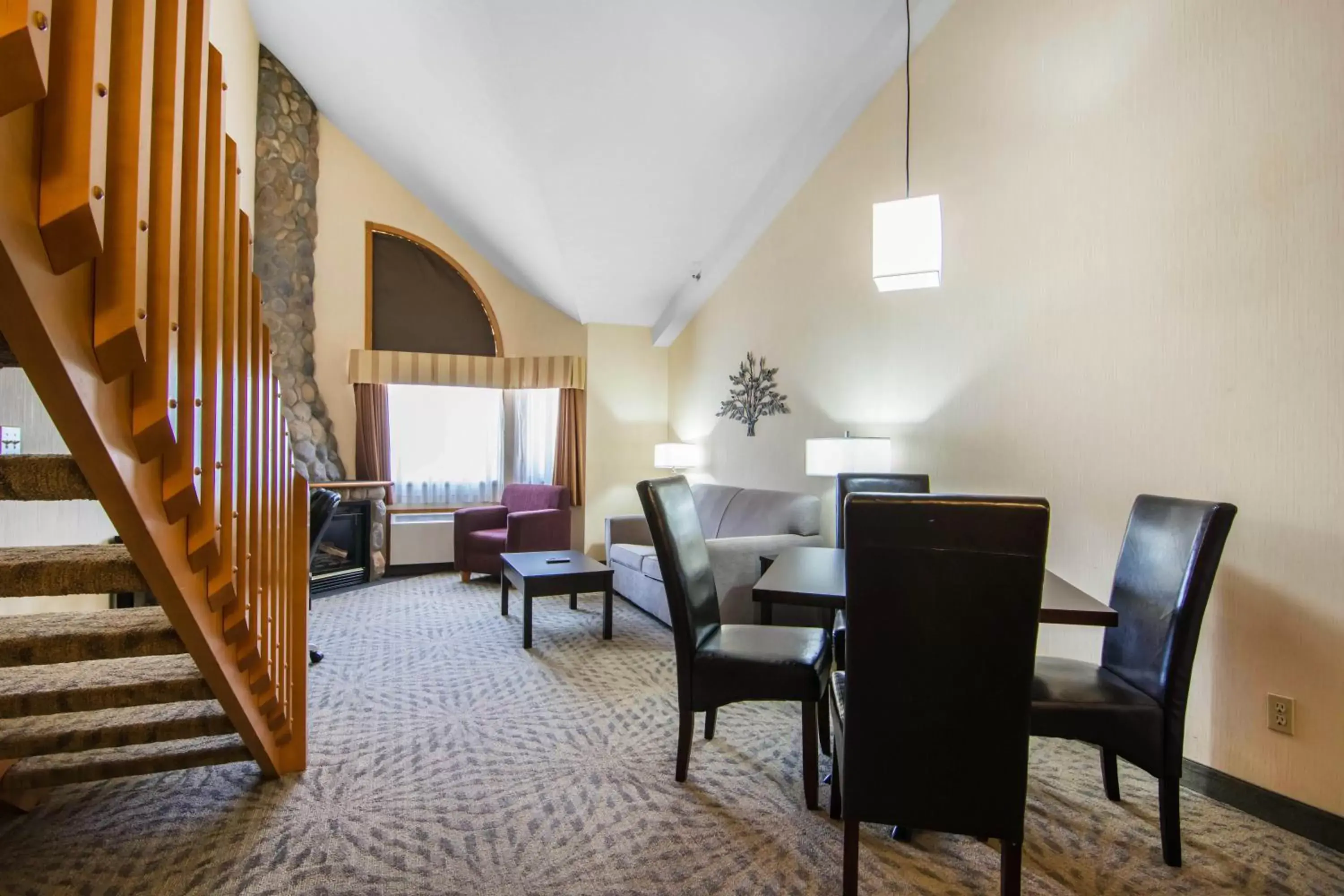 Dining Area in Chateau Canmore