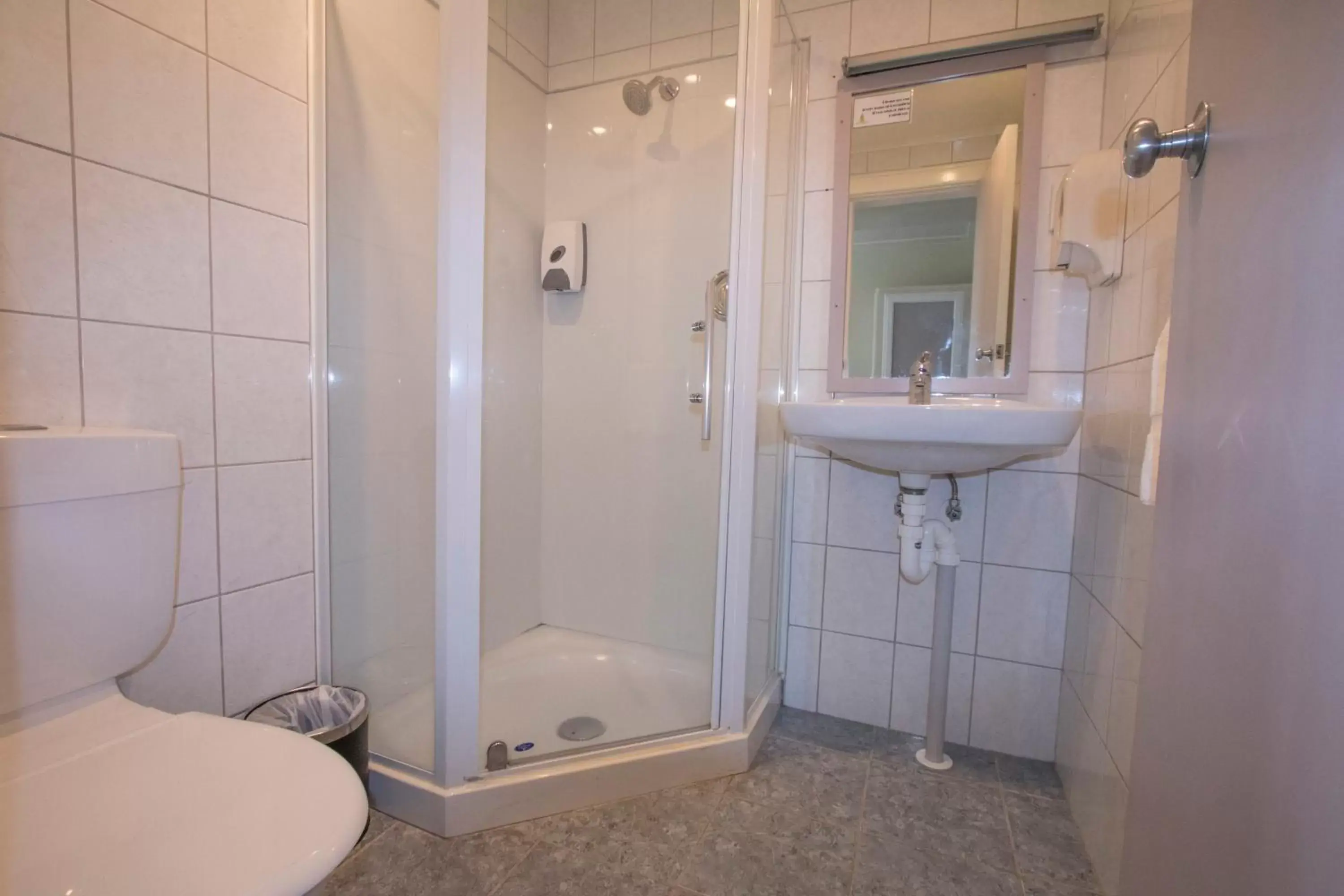 Shower, Bathroom in Hotel Waterloo & Backpackers