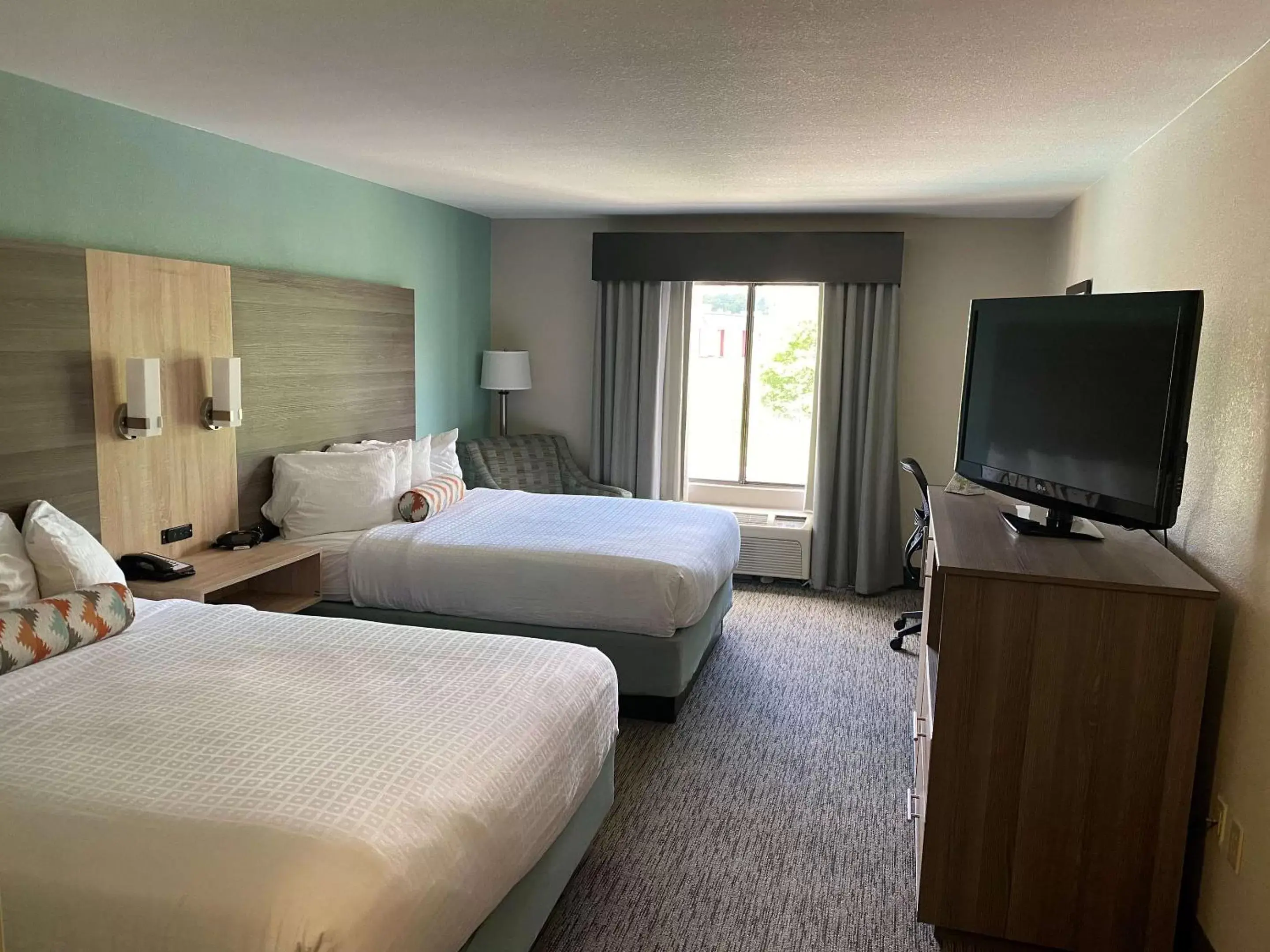 Bed, TV/Entertainment Center in Best Western Executive Inn & Suites