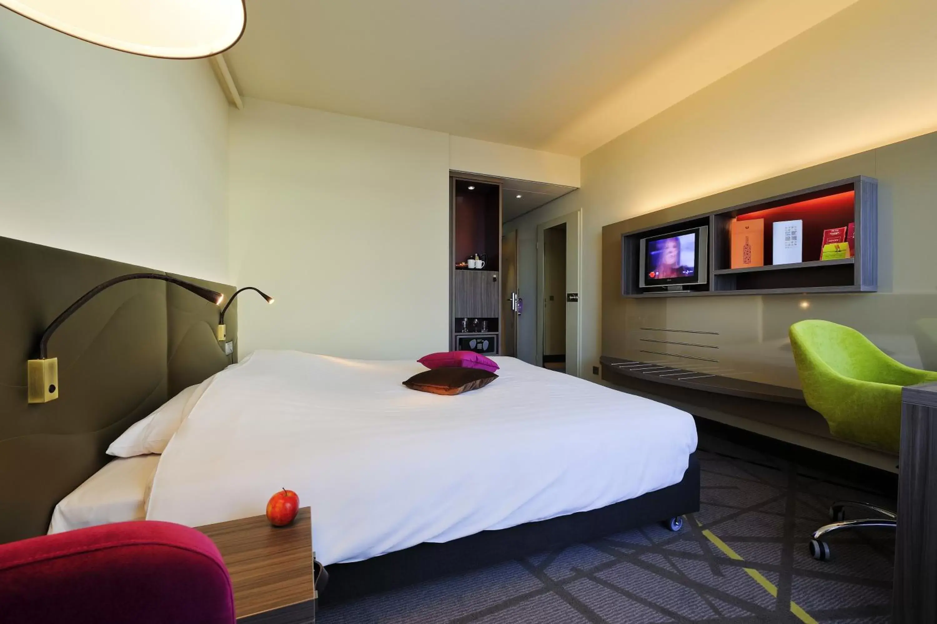 Bedroom, Bed in Mercure Hotel Groningen Martiniplaza