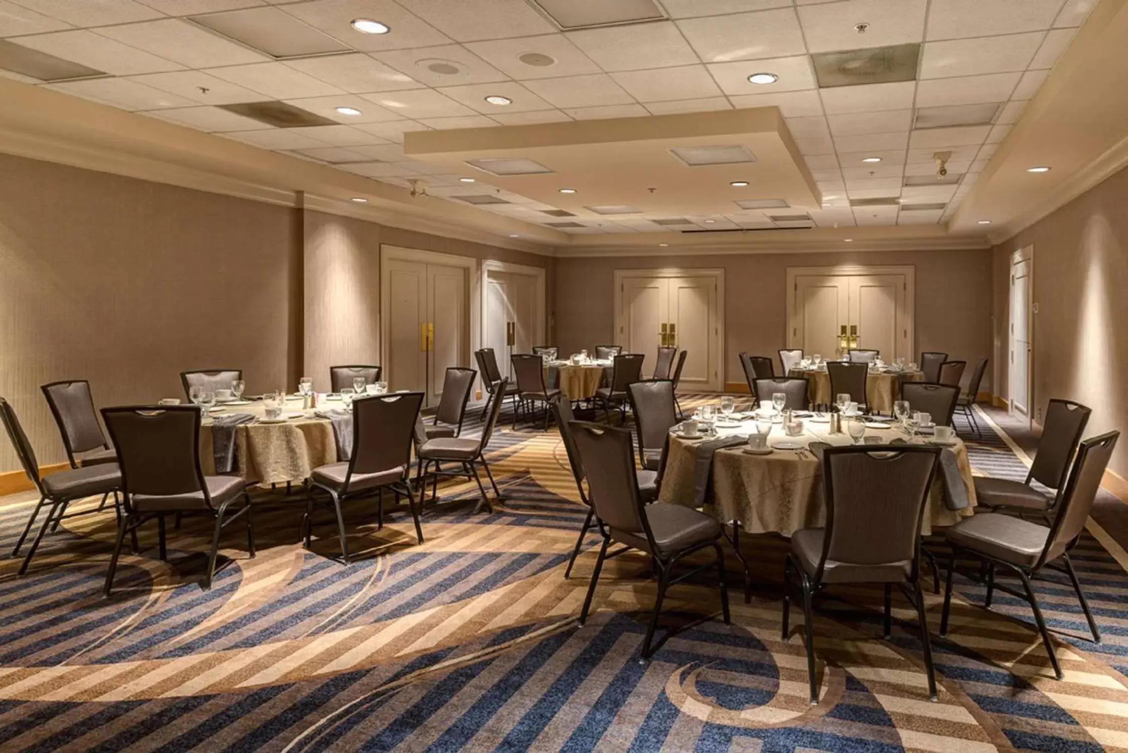 Meeting/conference room, Restaurant/Places to Eat in Hilton Akron/Fairlawn
