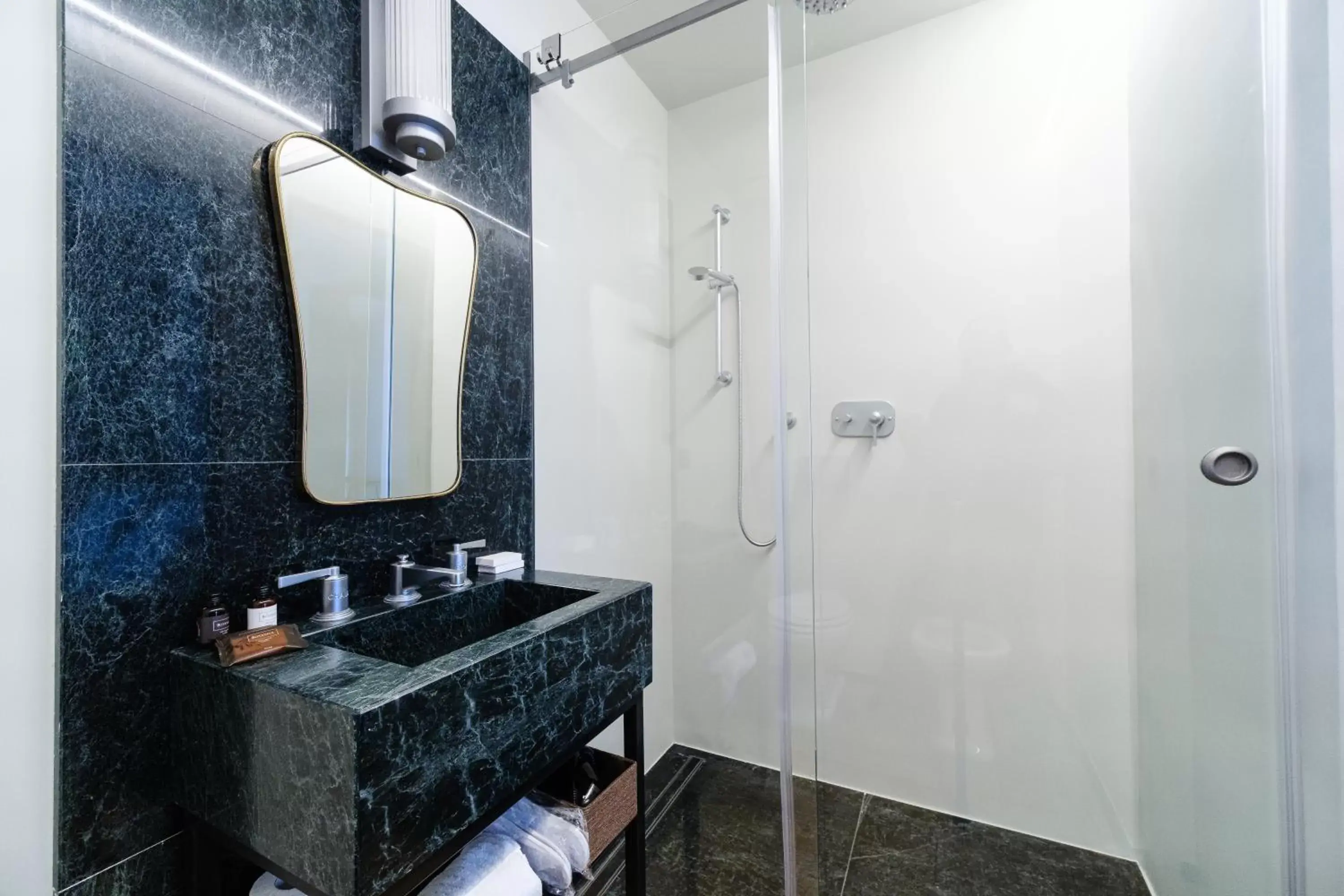 Shower, Bathroom in Club64