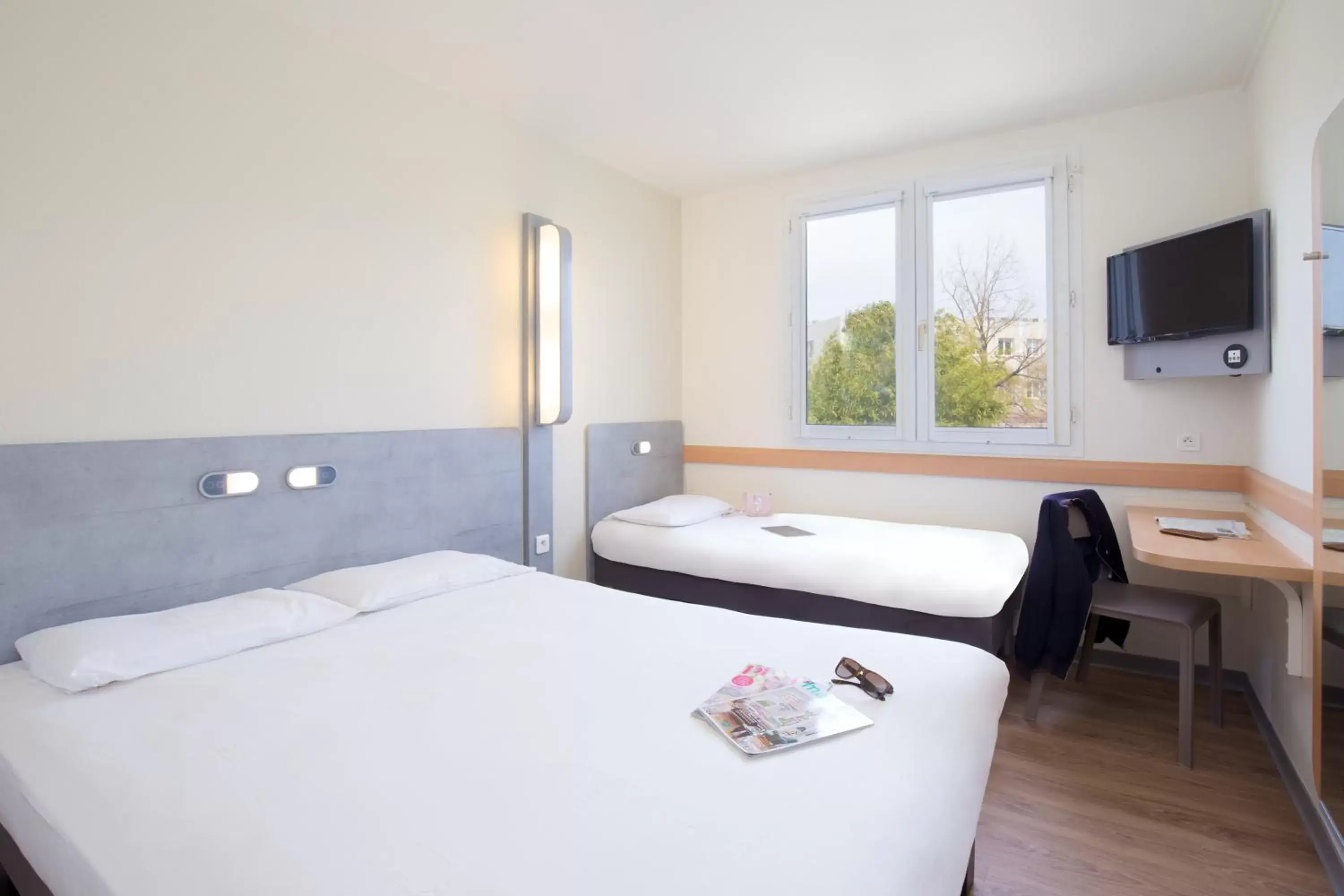 Bedroom, Bed in ibis budget Aubagne Paluds Agora