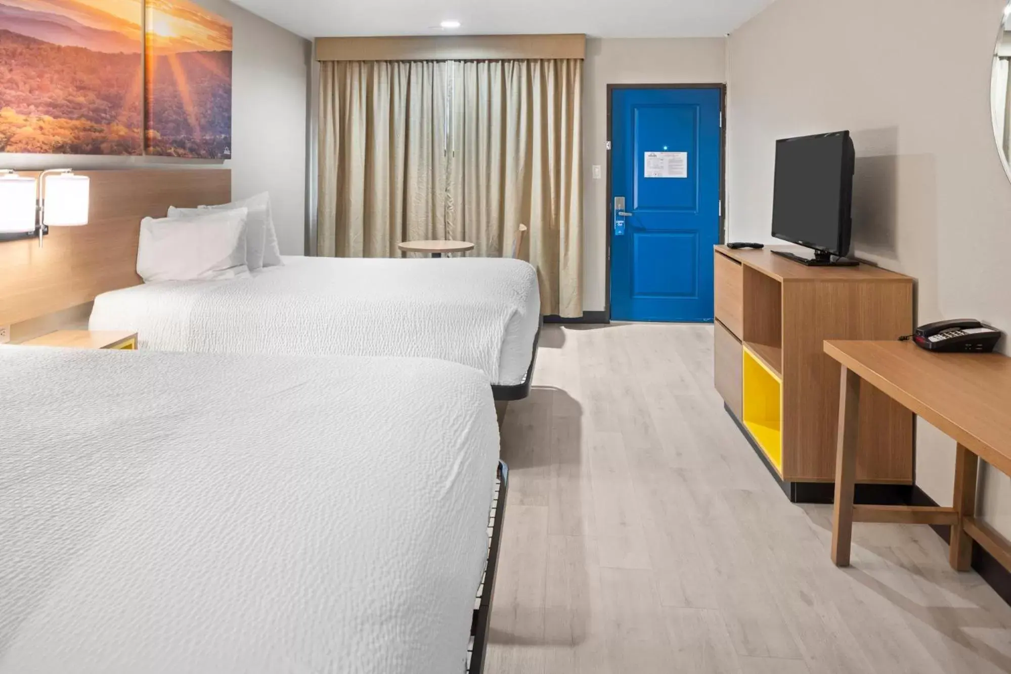 Photo of the whole room, Bed in Days Inn by Wyndham San Diego-East/El Cajon