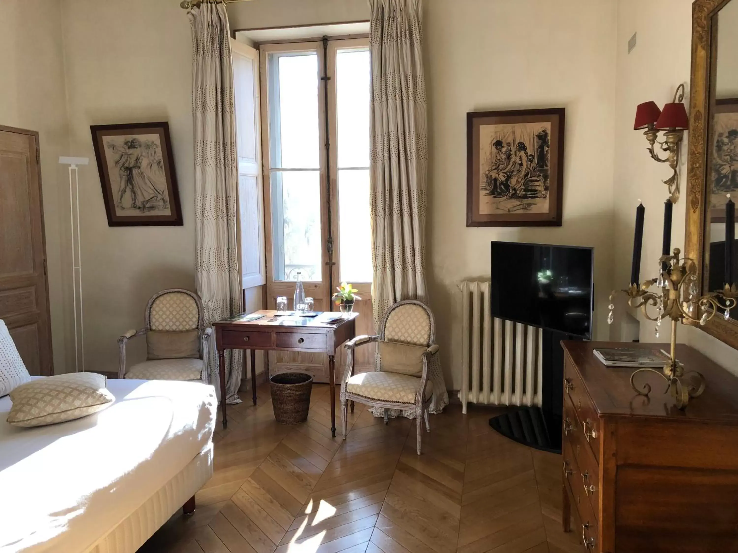 TV/Entertainment Center in Hotel Château Des Alpilles