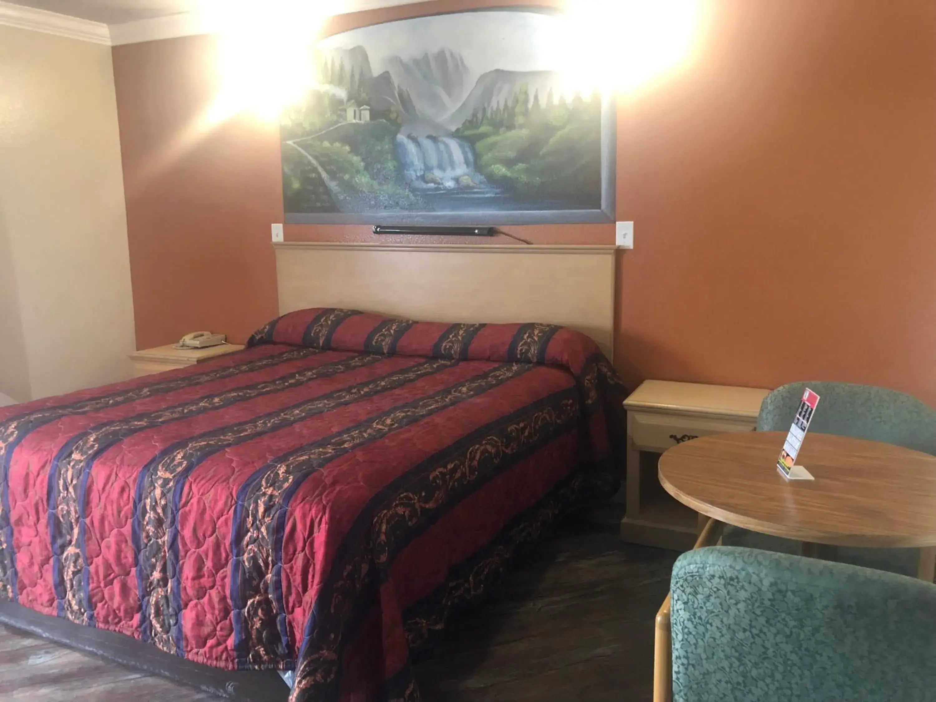 Bed in Robinhood Motel