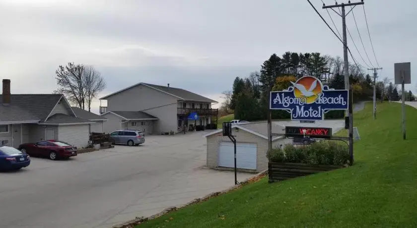 Facade/entrance in Algoma Beach Motel Facade/entrance in Algoma Beach Motel