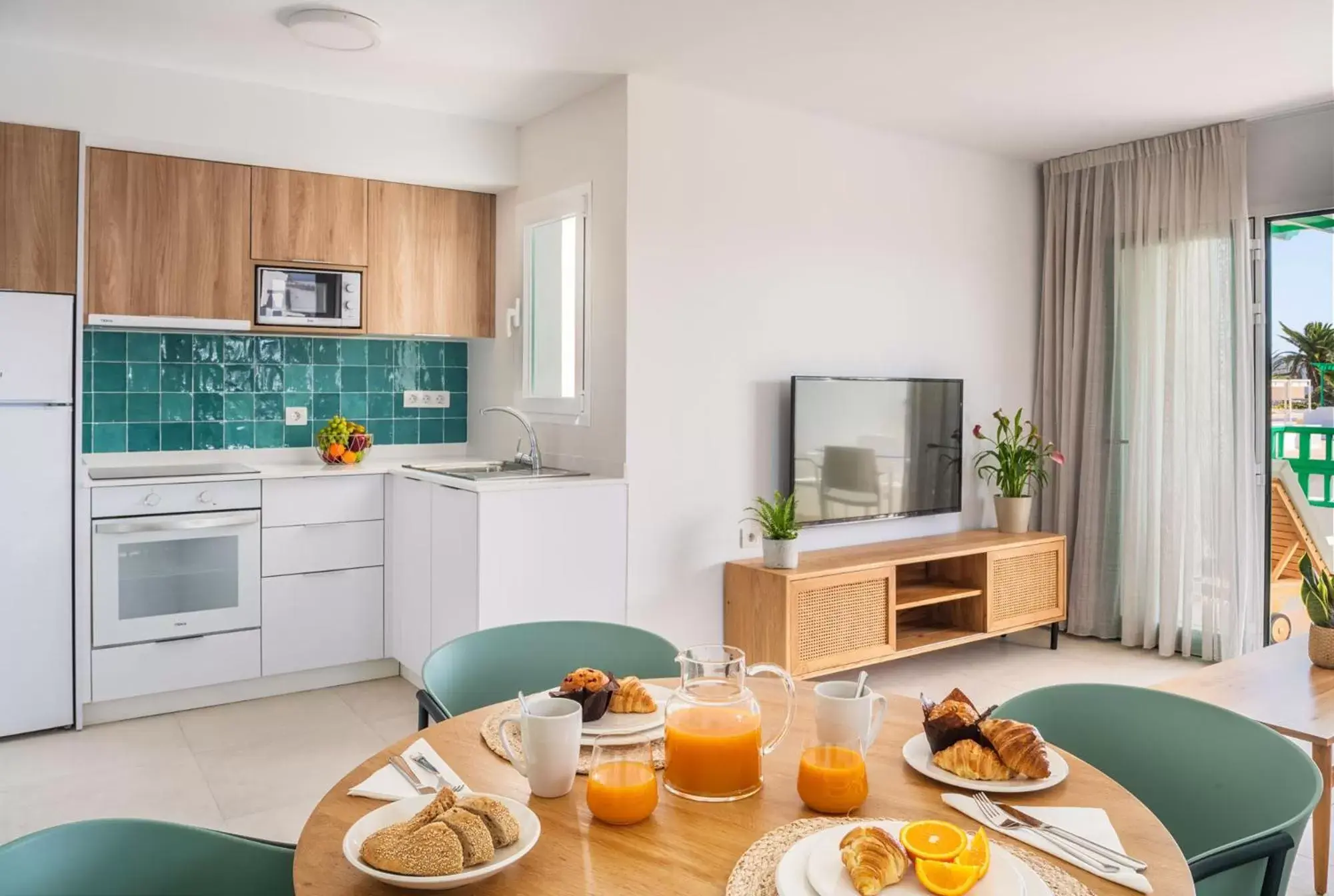 Dining area, Kitchen/Kitchenette in Nazaret Apartments