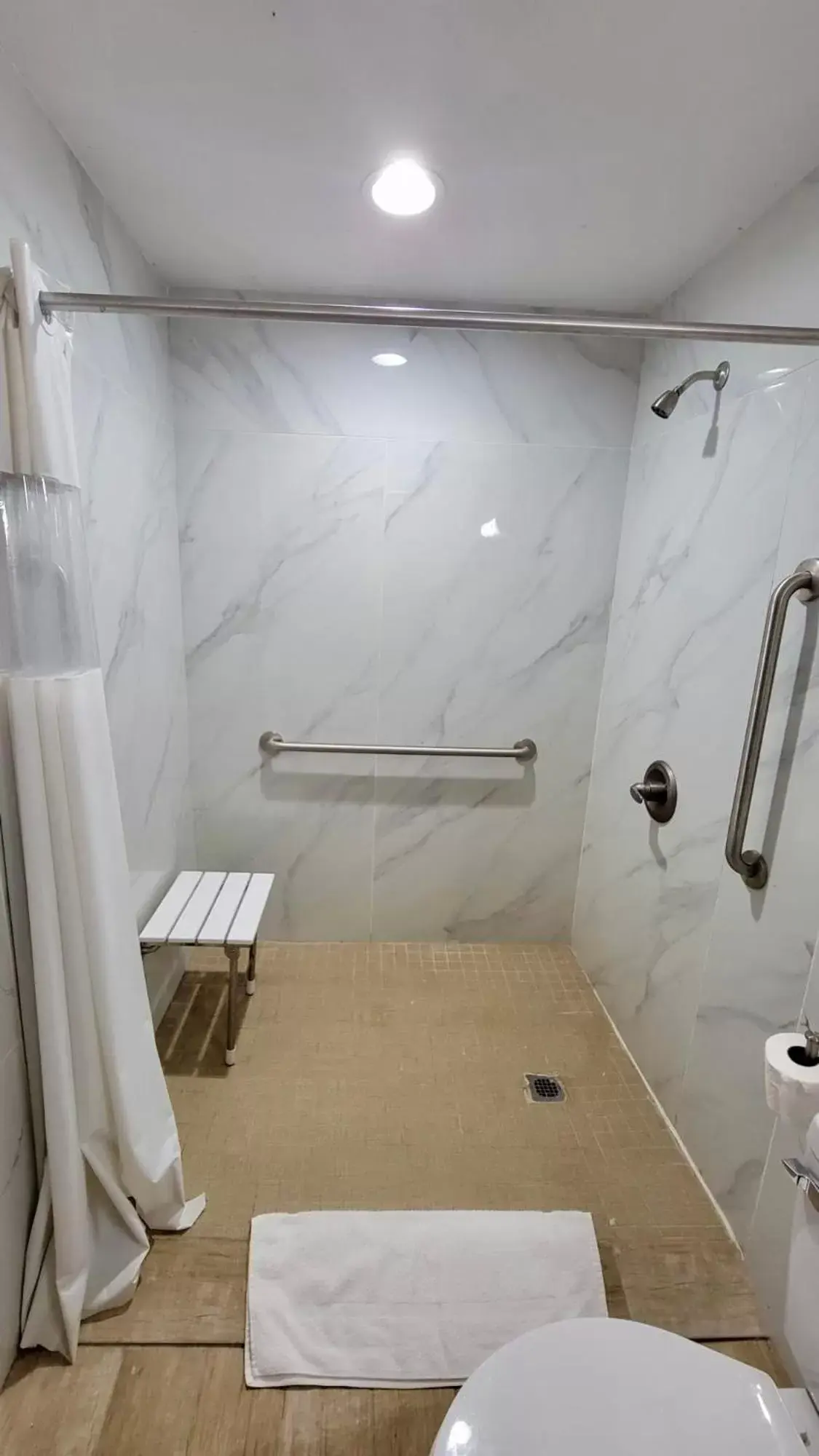 Shower, Bathroom in Budget Inn