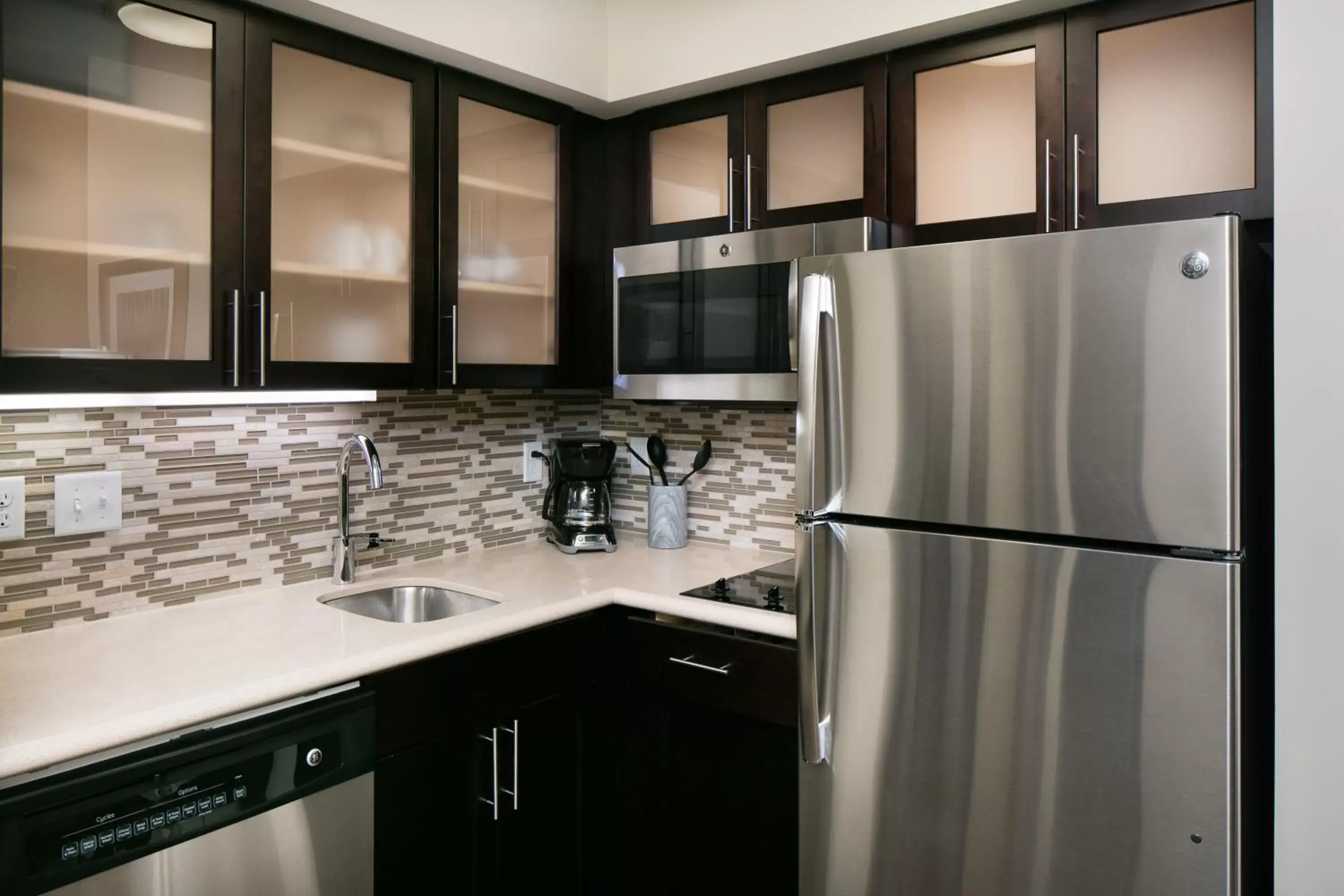 Photo of the whole room, Kitchen/Kitchenette in Staybridge Suites Des Moines Downtown, an IHG Hotel