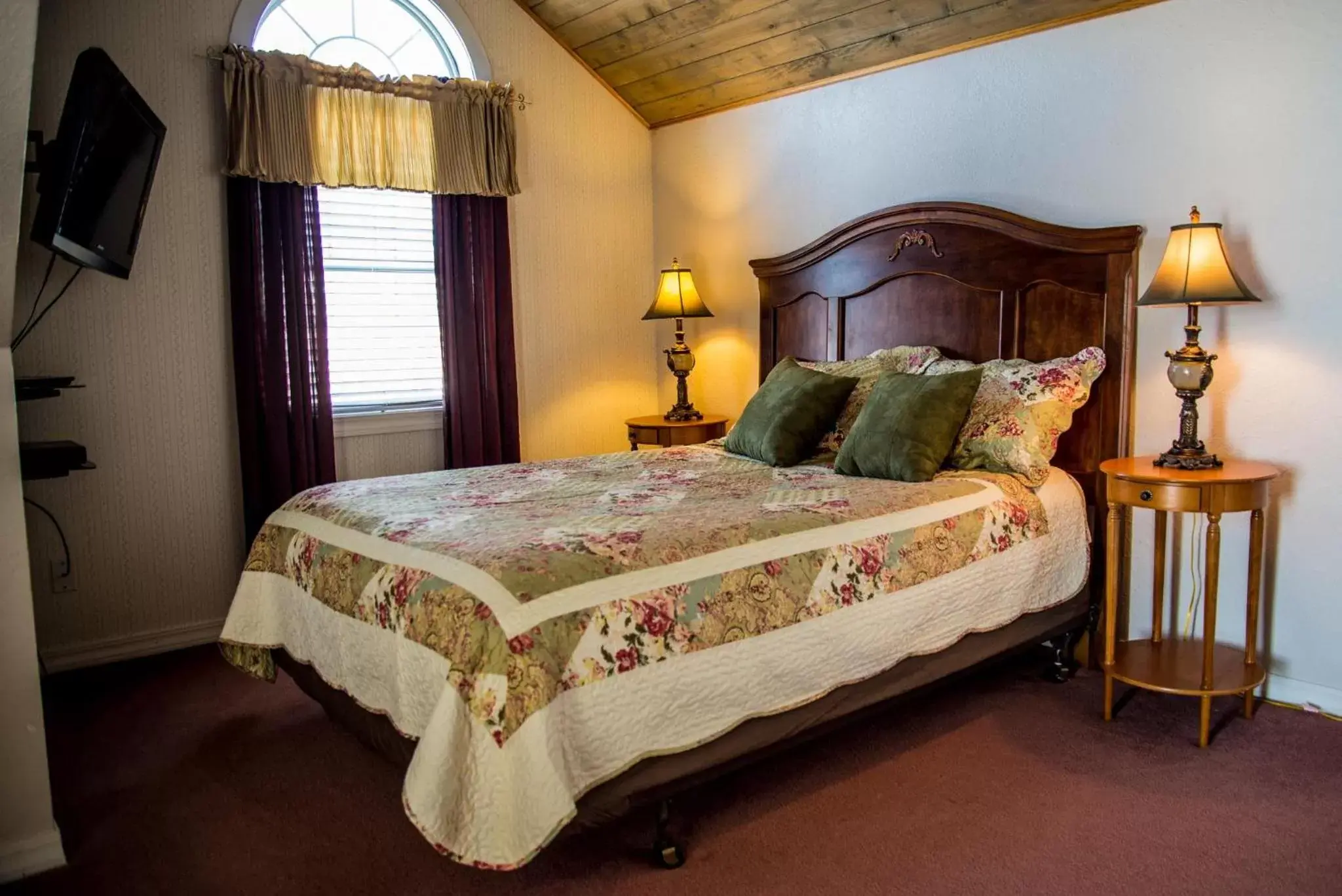 Property building, Bed in Grist Mill Inn