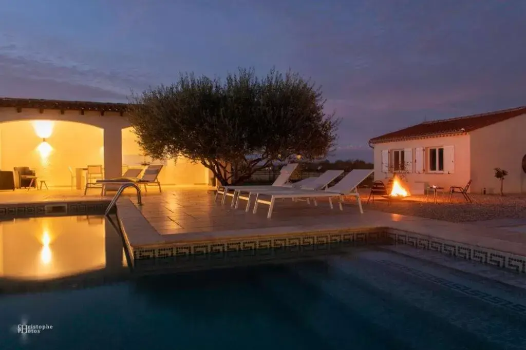 Patio, Swimming Pool in Croissant de Lune