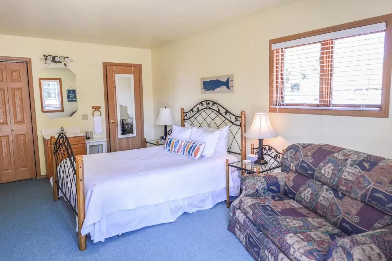 Bed in Sea Treasures Inn