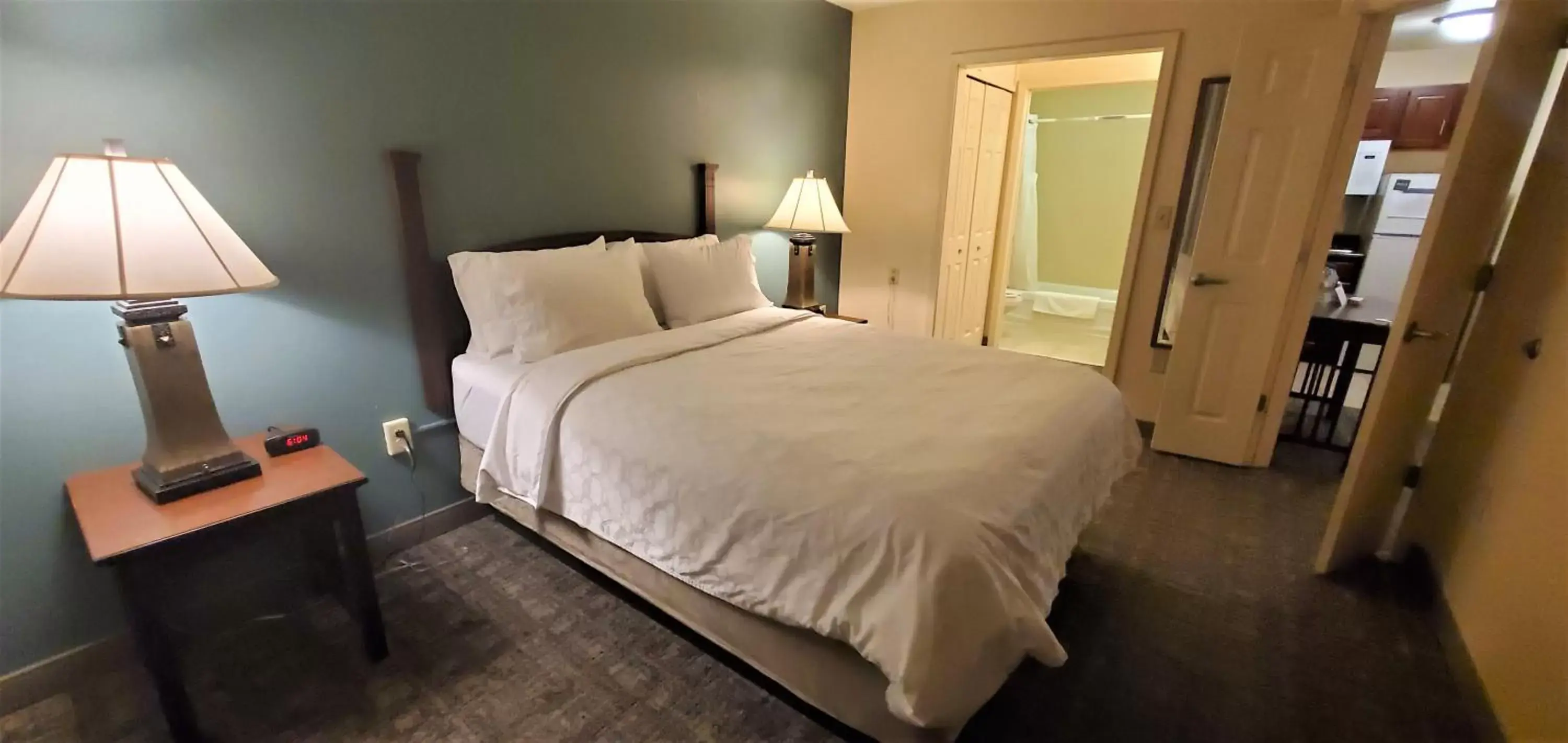 Shower, Bed in Staybridge Suites Rochester University, an IHG Hotel