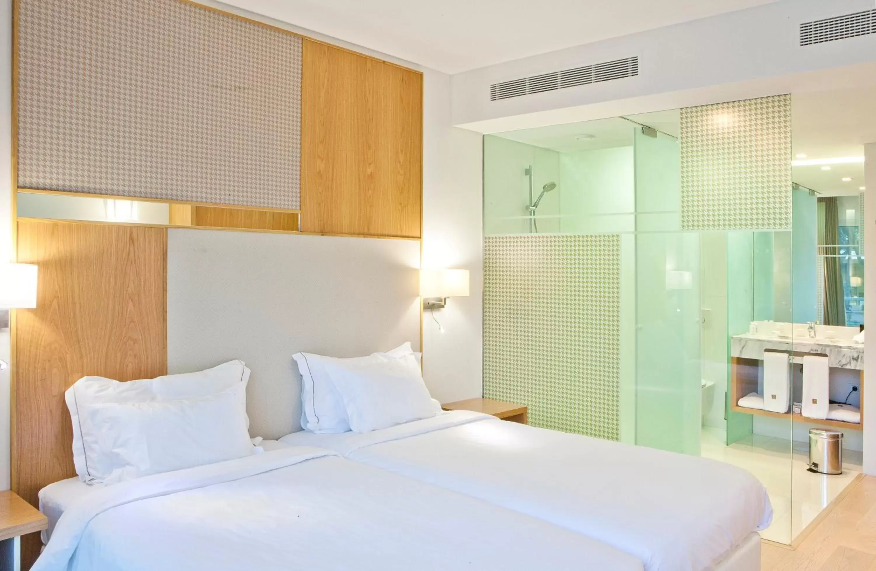 Shower, Bed in Onyria Marinha Boutique Hotel