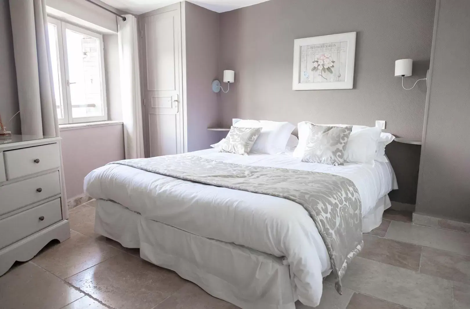 Photo of the whole room, Bed in Auberge du Vieux Château