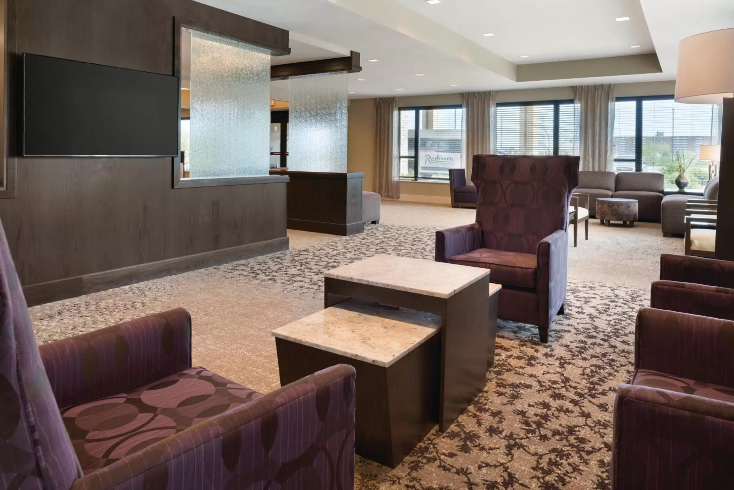 Lobby or reception, Lounge/Bar in Holiday Inn Chicago Schaumburg, an IHG Hotel