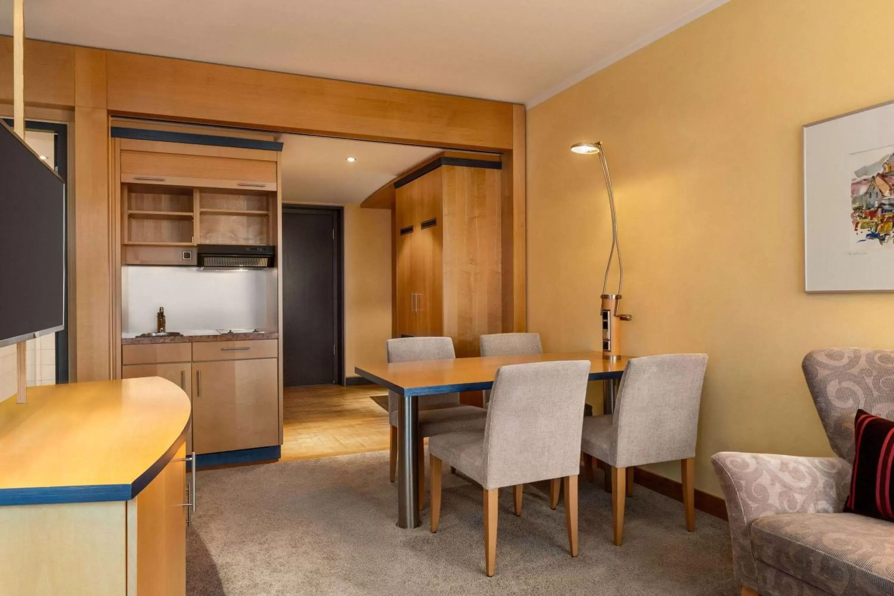 Kitchen or kitchenette, Dining Area in Vienna House by Wyndham Remarque Osnabrück