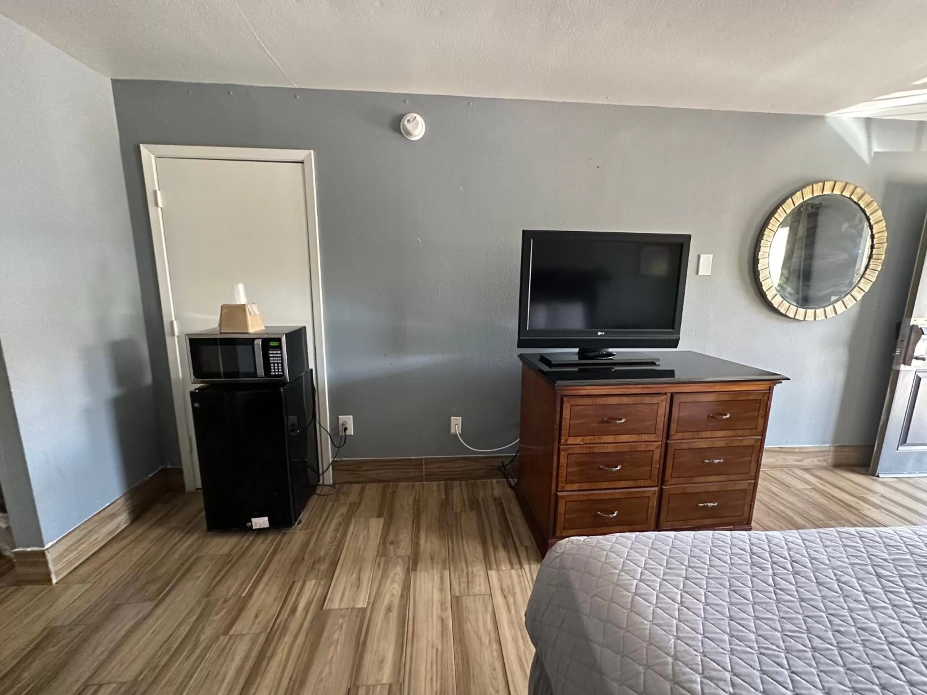 Communal lounge/ TV room, Bed in HillView Inn at Six Flags Fiesta