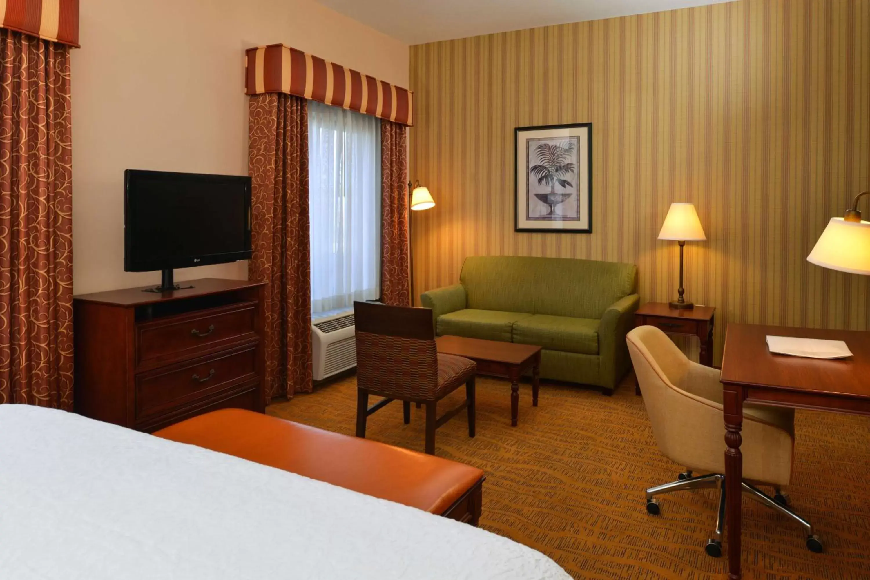 Bed, Seating Area in Hampton Inn & Suites Albuquerque-Coors Road