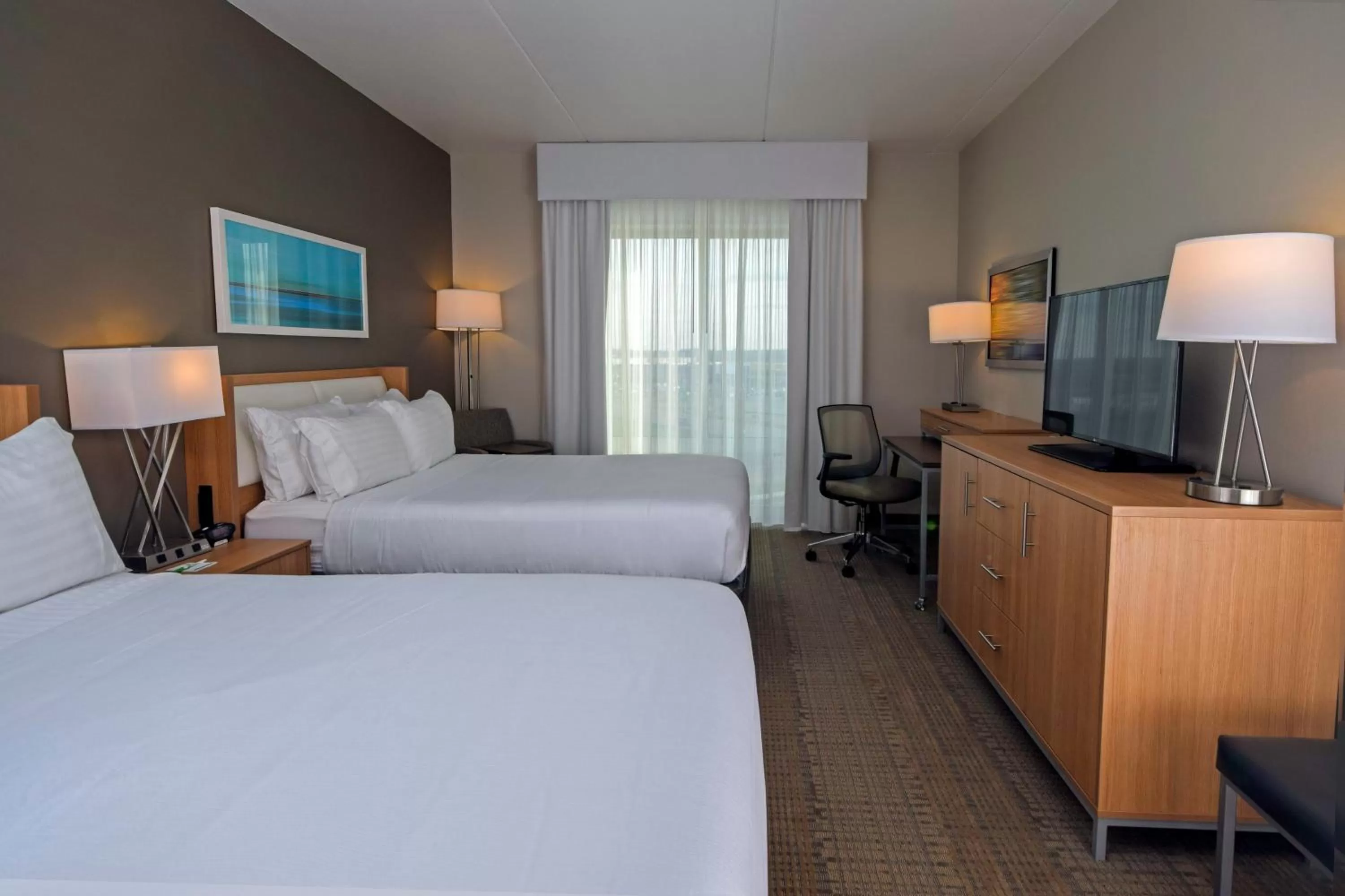 Photo of the whole room, Bed in Holiday Inn Cincinnati North West Chester by IHG