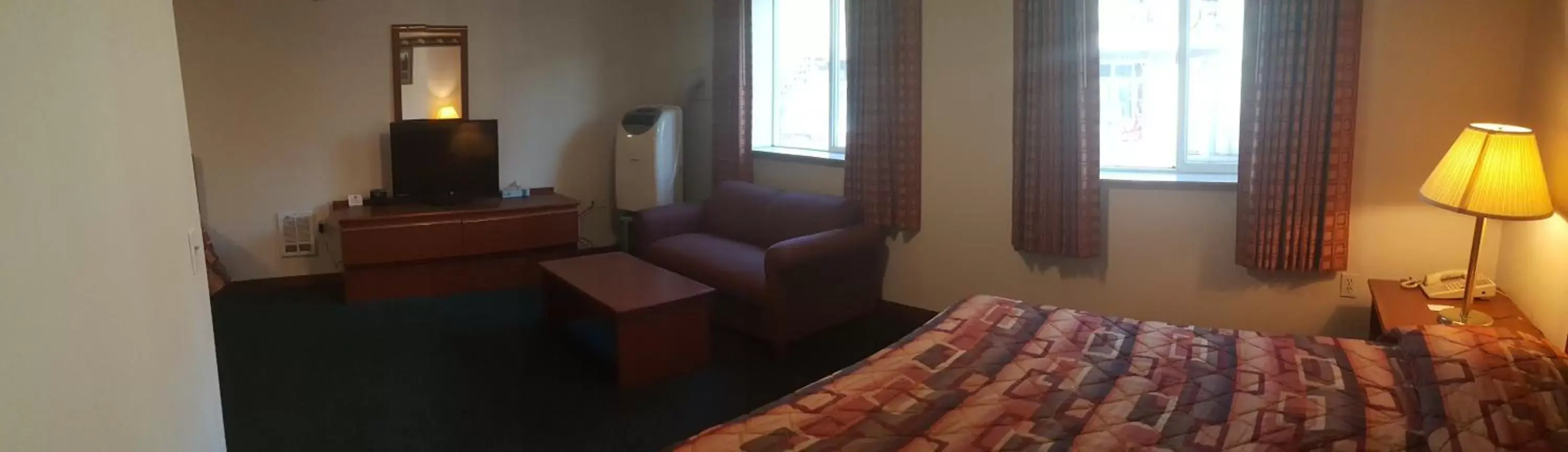 Communal lounge/ TV room, Bed in Express Inn & Suites Eugene