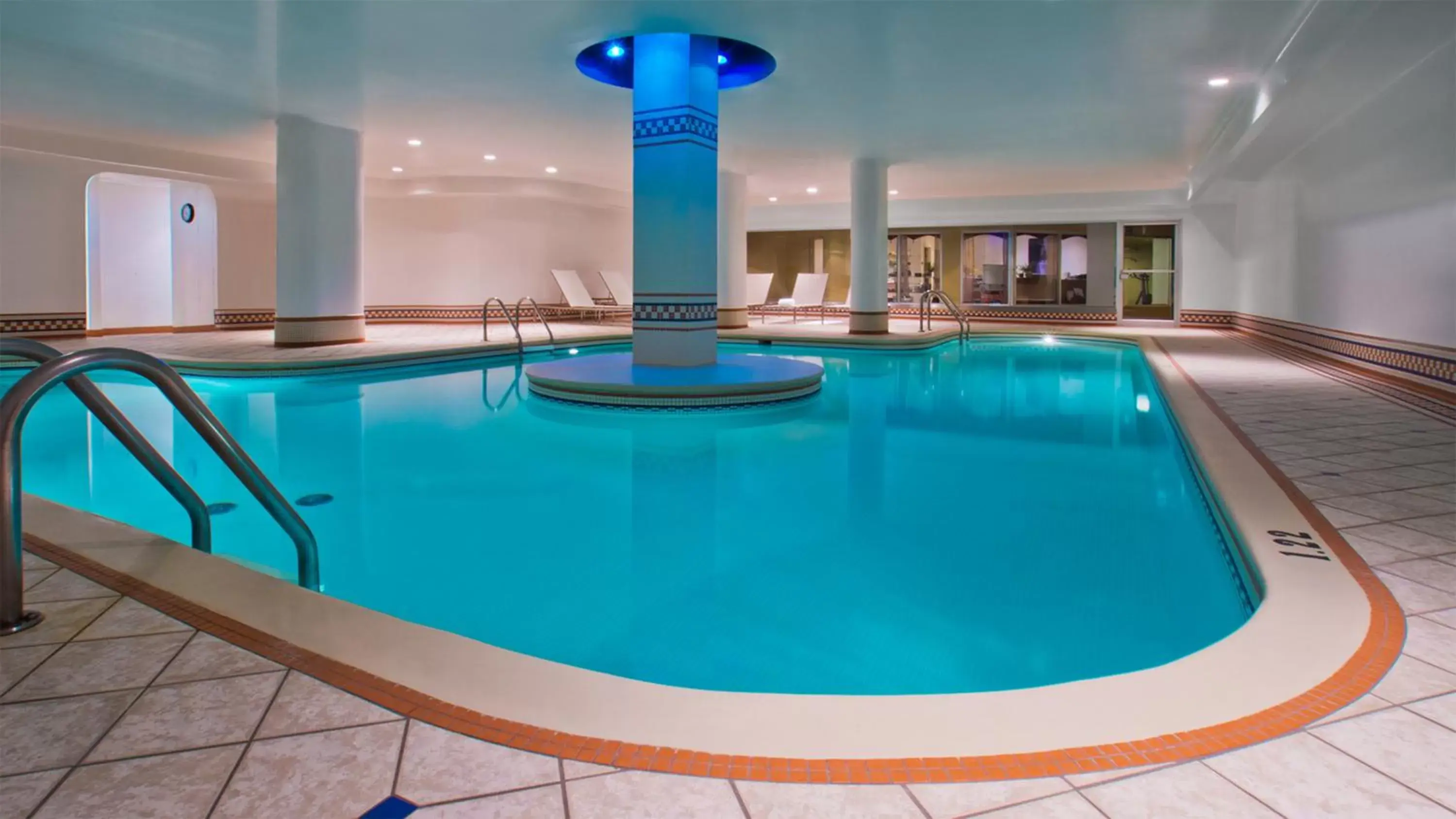 , Swimming Pool in Hotel Manoir Victoria