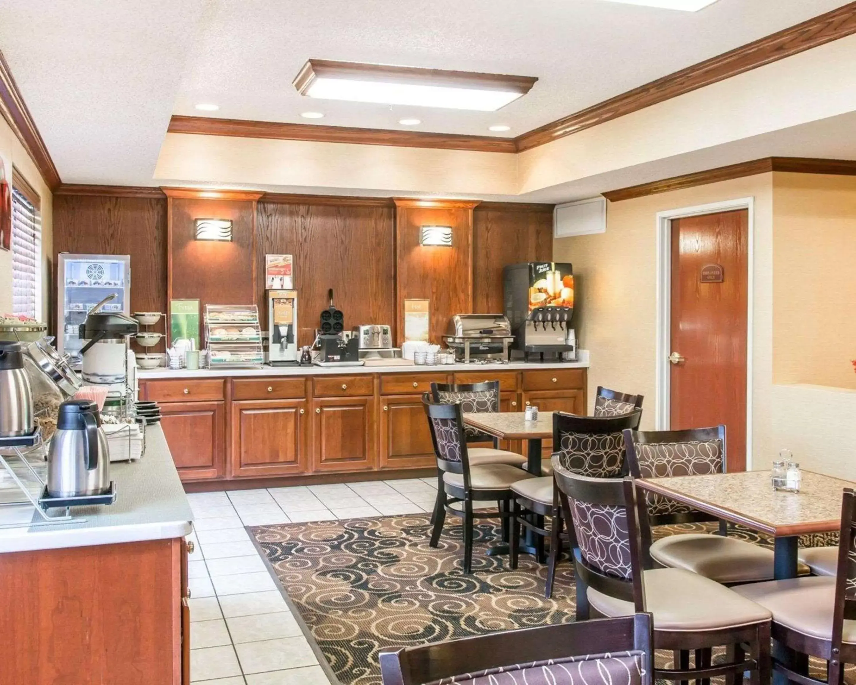 Restaurant/Places to Eat in Quality Inn & Suites Niles