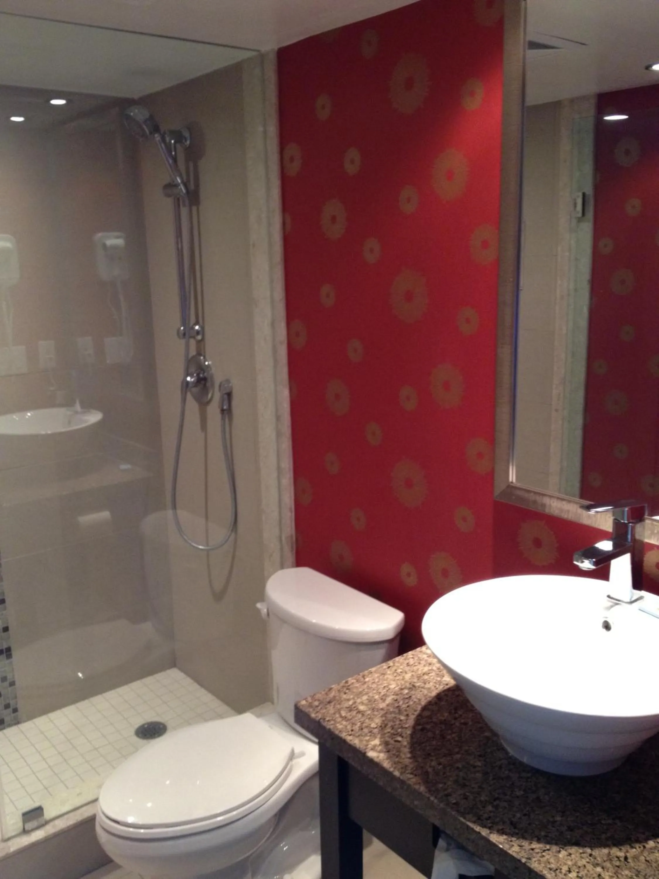 Bathroom in Mississauga Gate Inn