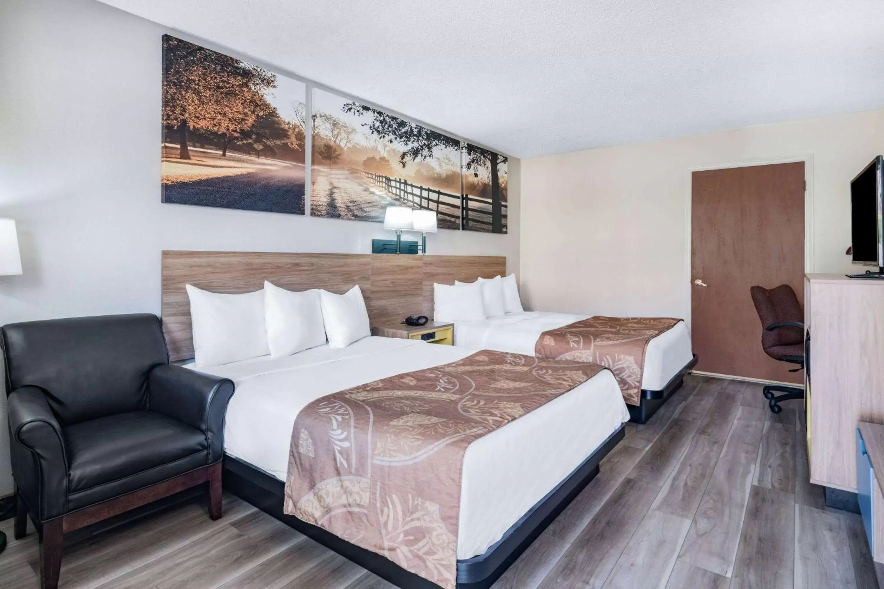 Photo of the whole room, Bed in Days Inn by Wyndham Macon I-475 Photo of the whole room, Bed in Days Inn by Wyndham Macon I-475